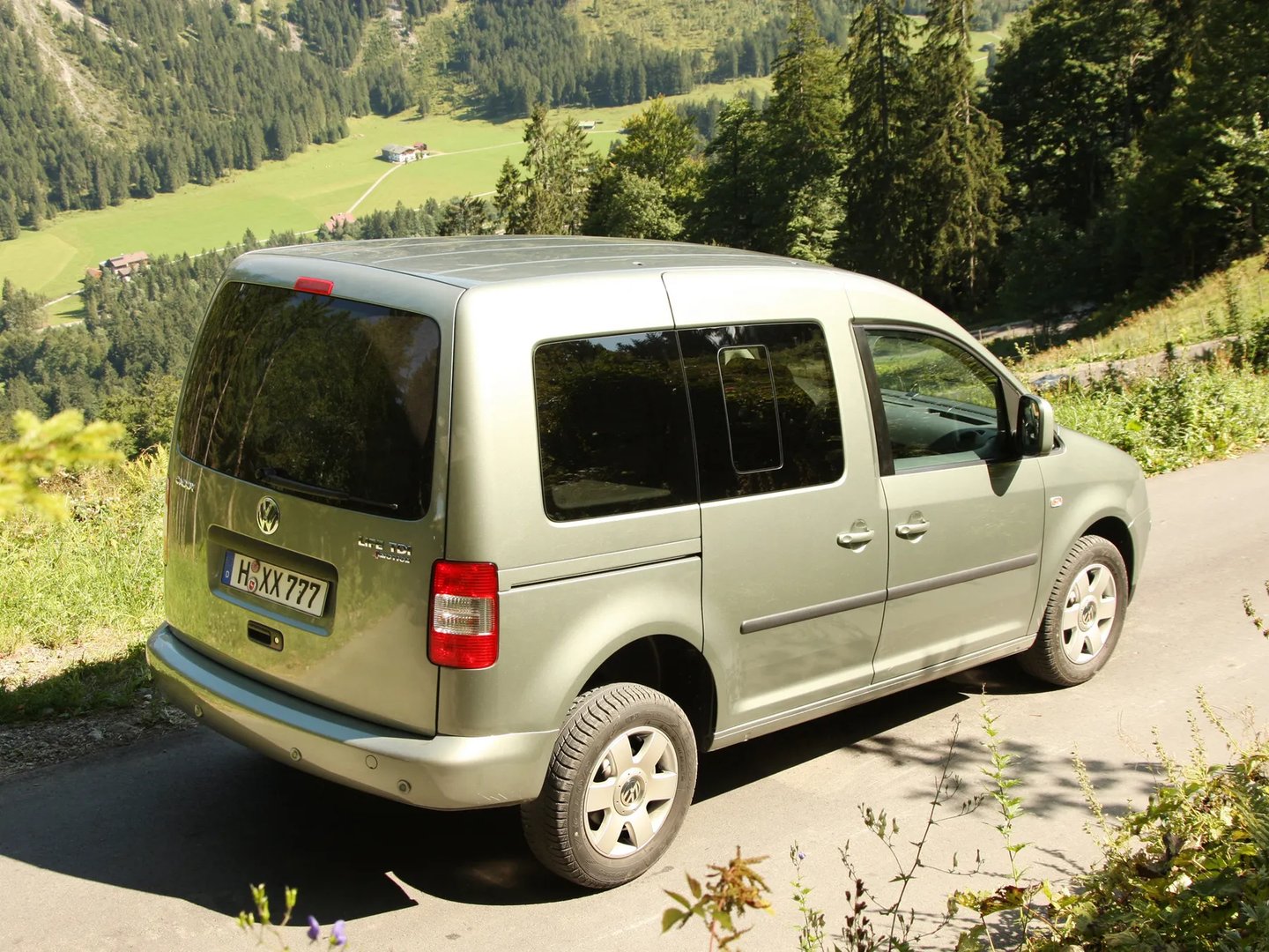 Volkswagen_Caddy_3_generation__Compact_Van__12.jpg