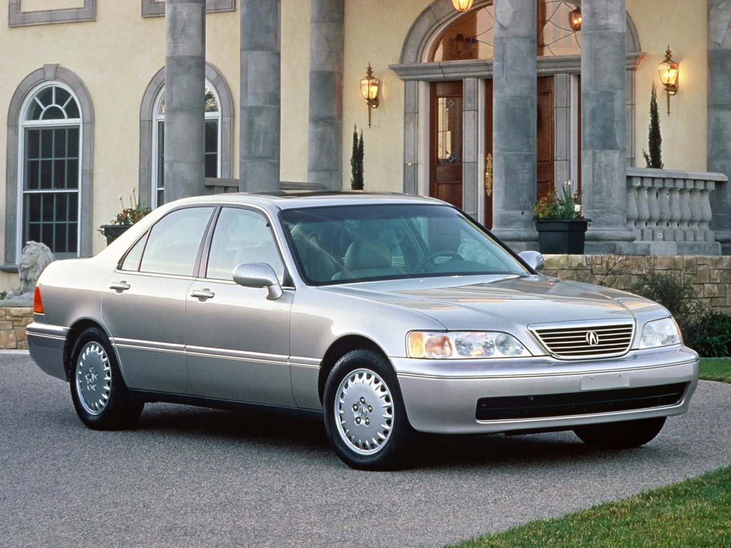 Acura_RL_1_generation__Sedan__2.jpg
