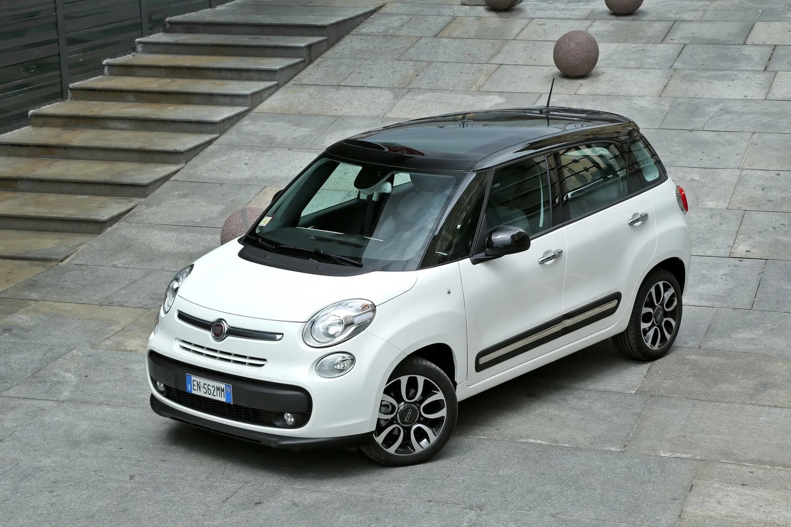 Fiat_500L_1_generation__Compact_Van__5.jpg