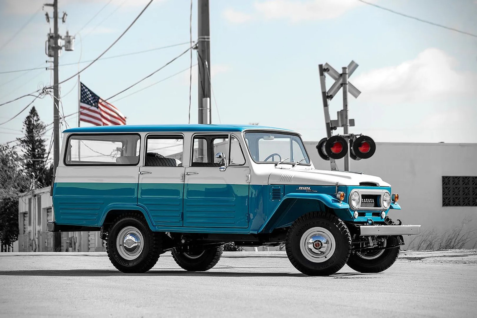 Toyota_LC_5_generation__SUV_5-doors__8.jpg