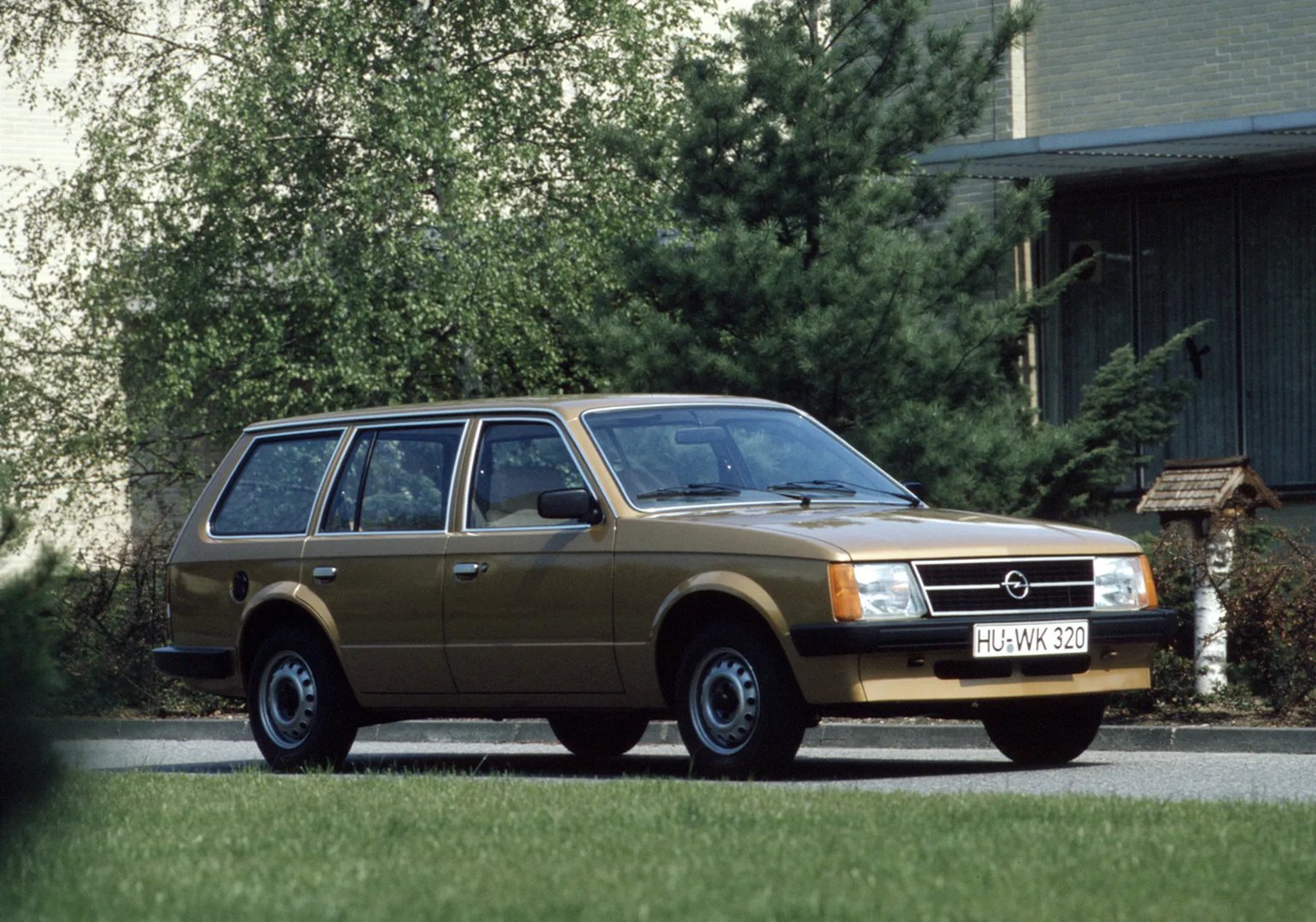 Opel_Kadett_4_generation__Estate_5-door__4.jpg