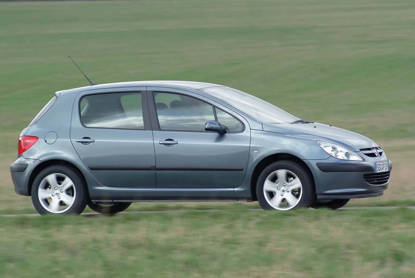 Peugeot_307_1_generation__Hatchback_5-door__8.jpg