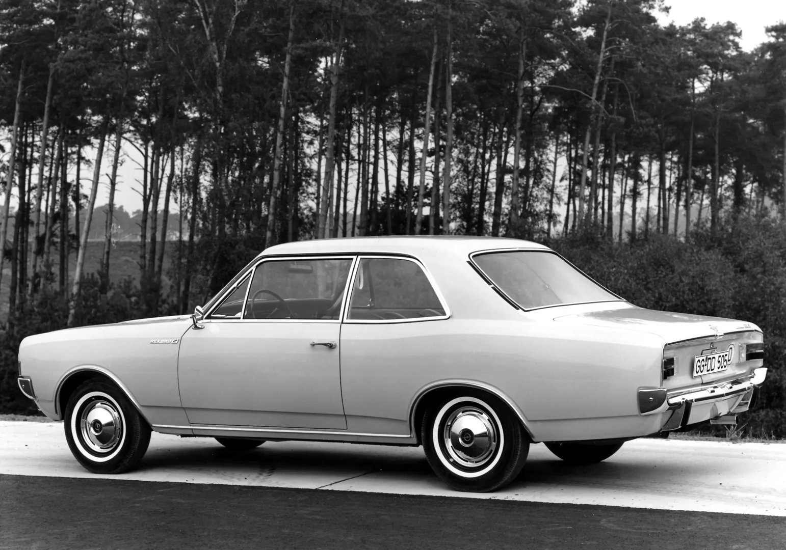 Opel_Rekord_3_generation__Sedan_2-doors__3.jpg