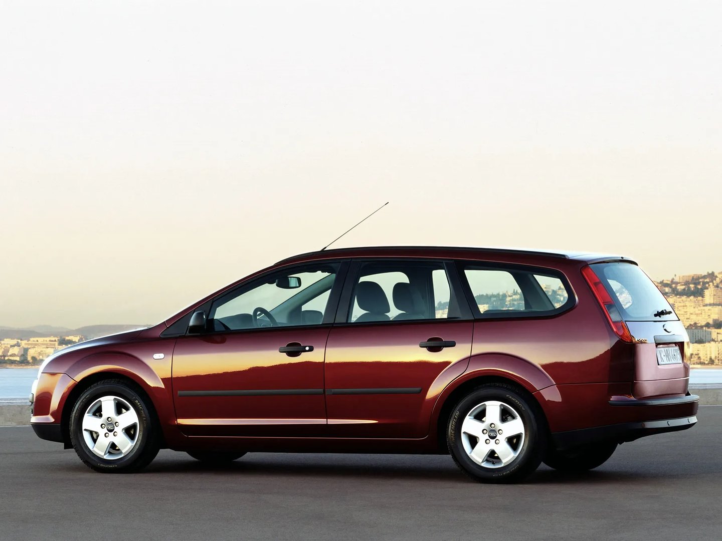Ford_Focus_2_generation__Estate_5-door__1.jpg