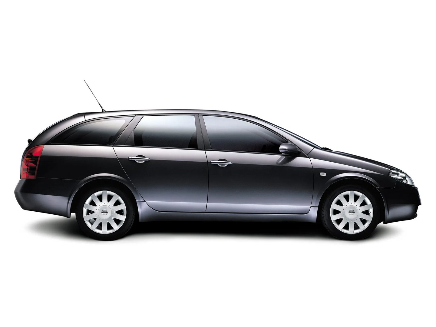 Nissan_Primera_3_generation__Estate_5-door__4.jpg