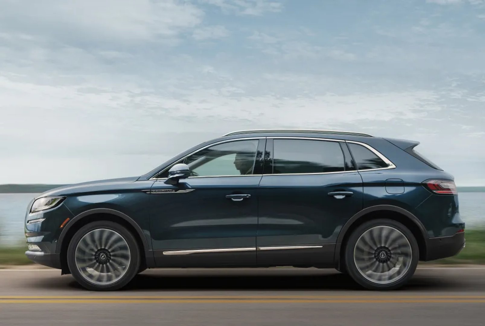 Lincoln_Nautilus_1_generation_restyling_1__SUV_5-doors__7.jpg