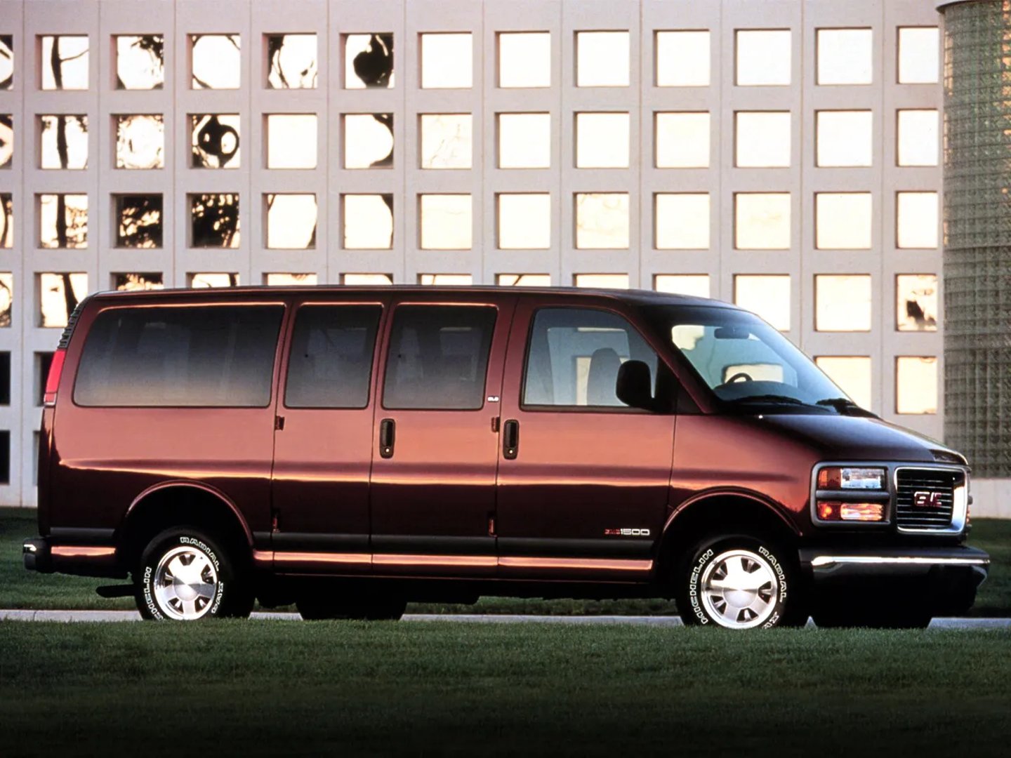 GMC_Savana_1_generation__Minivan__3.jpg