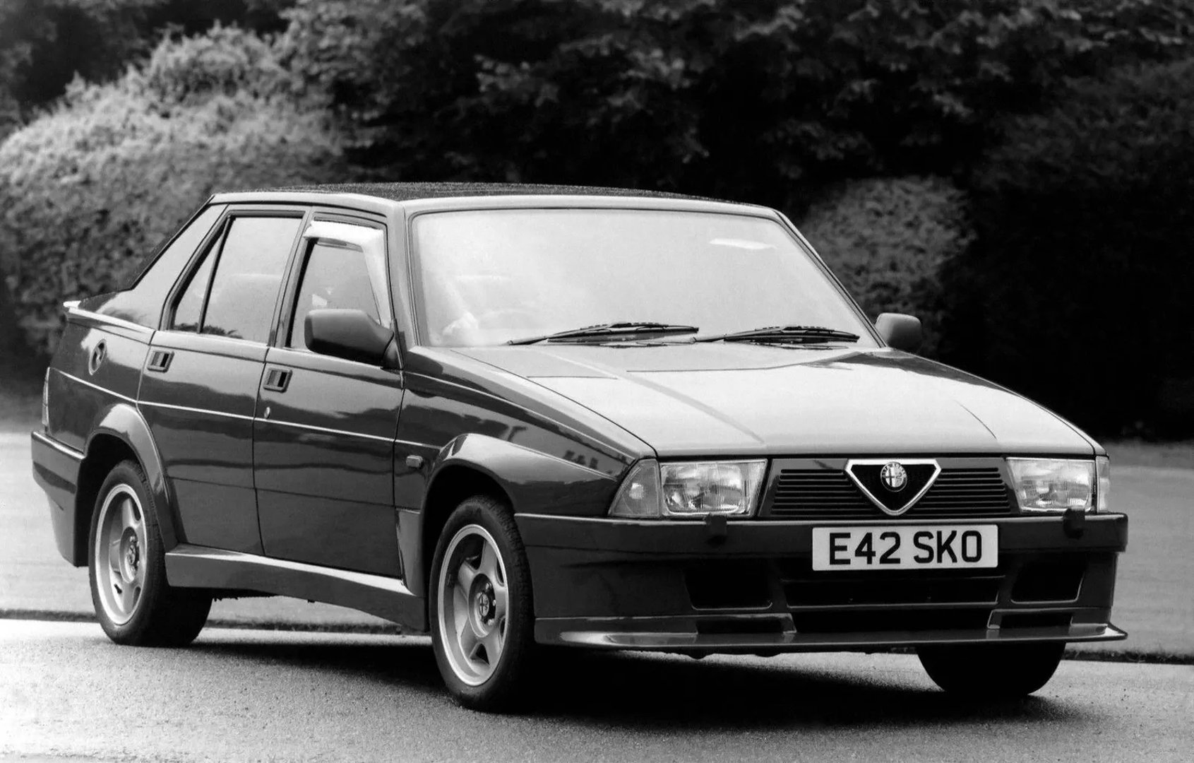Alfa Romeo_75_1_generation__Sedan__8.jpg
