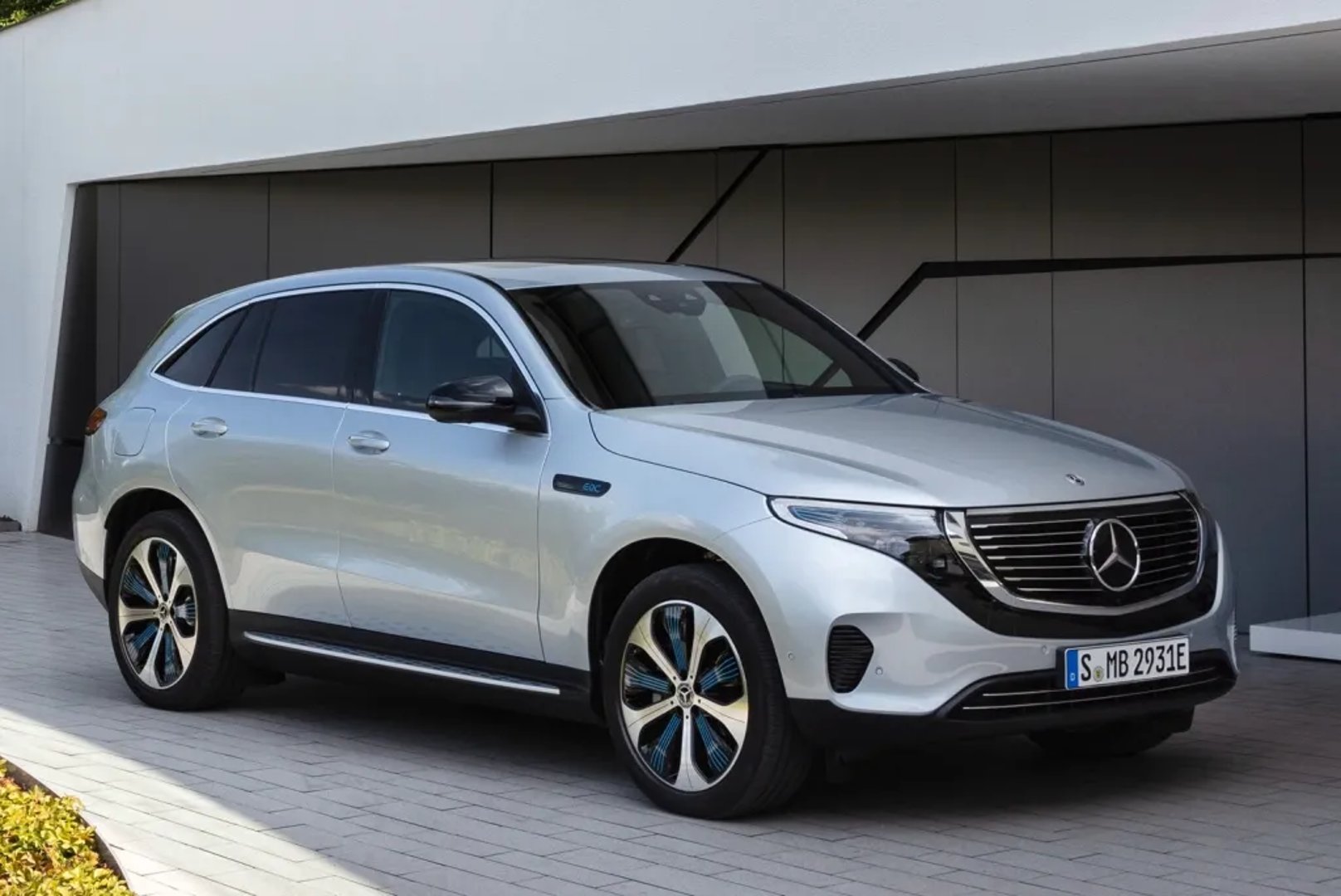 Mercedes_EQC_1_generation__SUV_5-doors__8.jpg