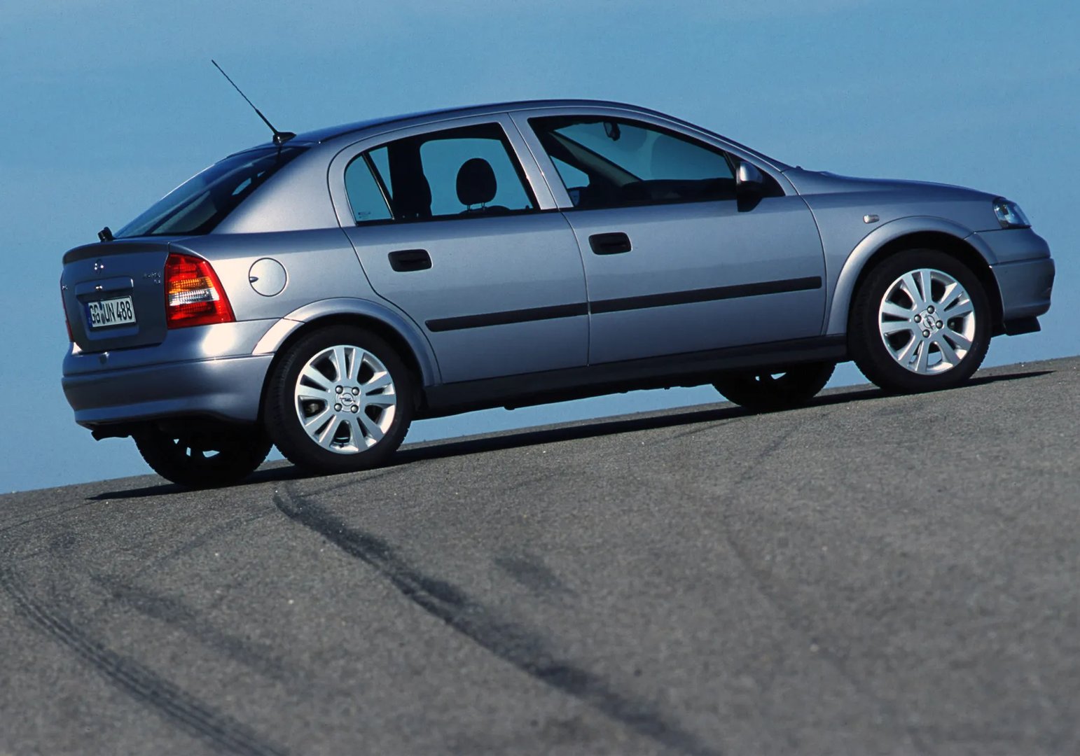 Opel_Astra_2_generation__Hatchback_5-door__8.jpg