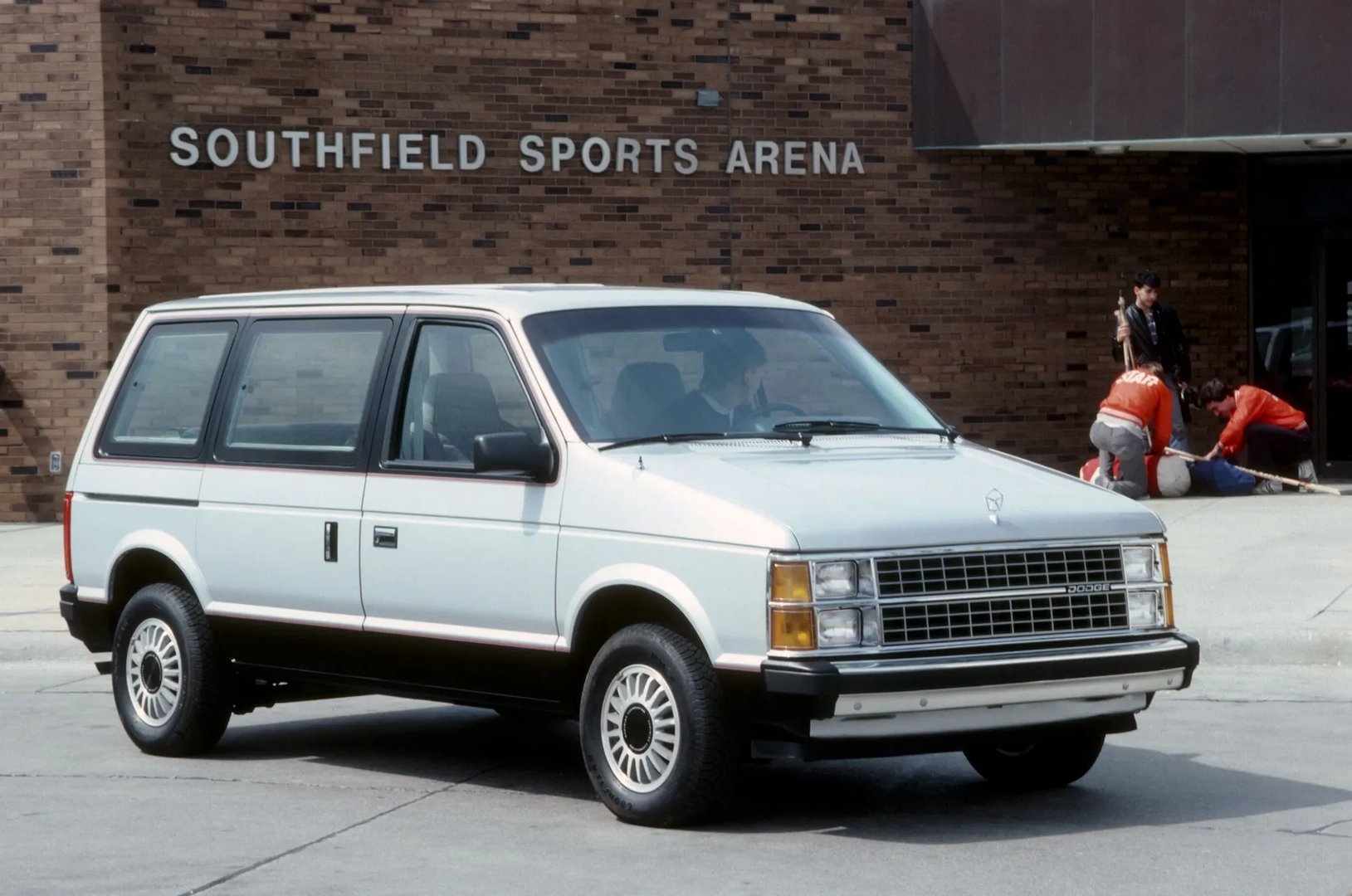 Dodge_Caravan_1_generation__Minivan__2.jpg