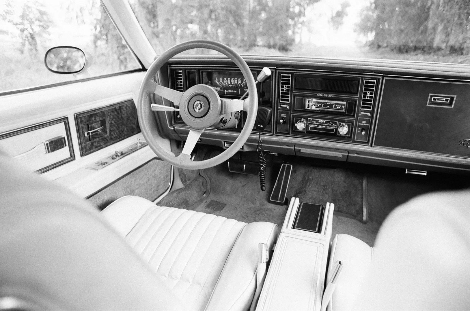 Buick_Riviera_6_generation__Coupe__10.jpg