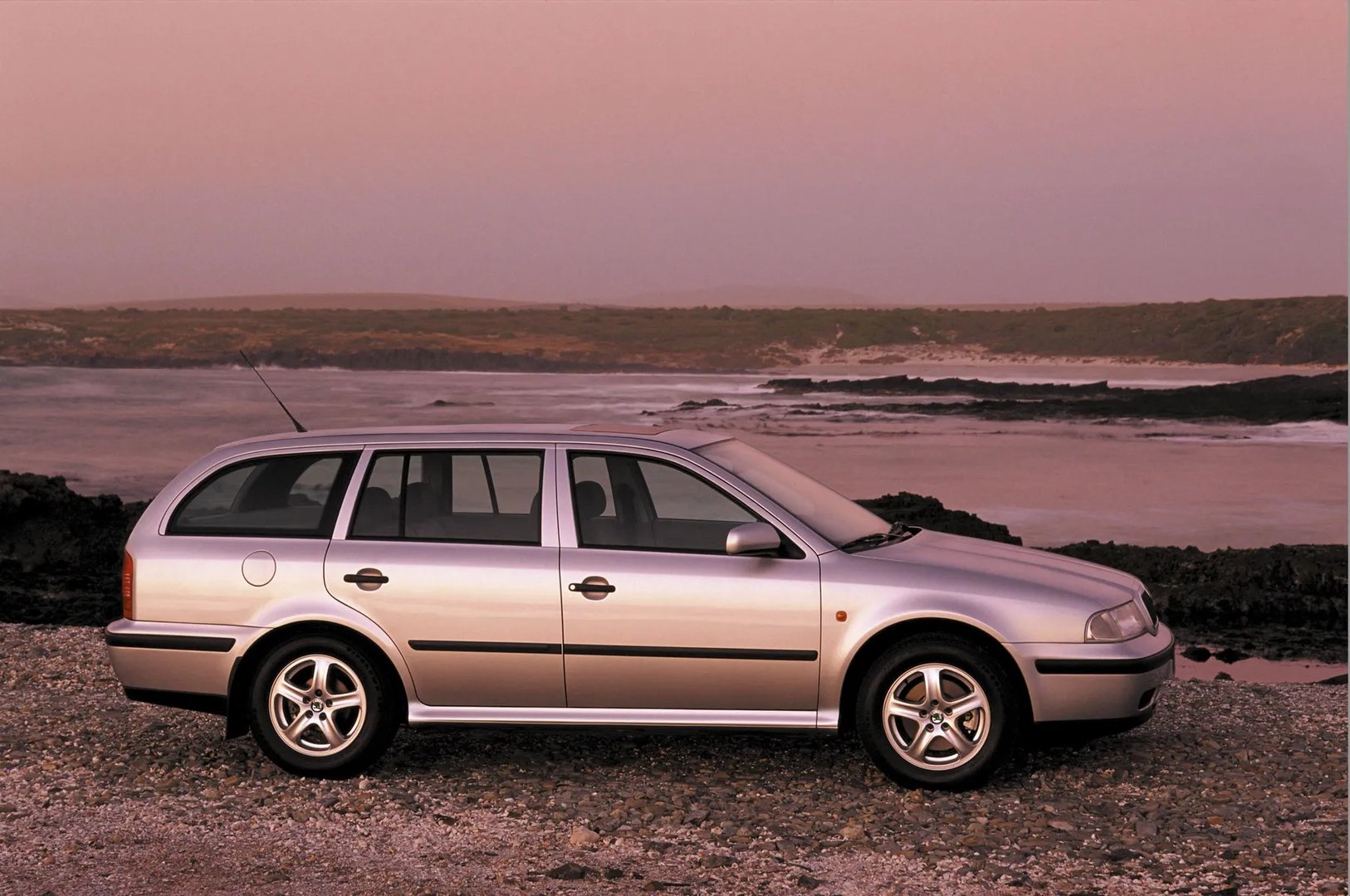 Skoda_Octavia_1_generation__Estate_5-door__3.jpg