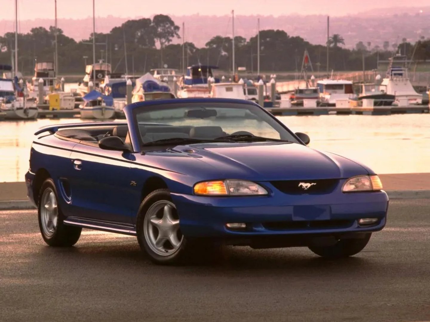 Ford_Mustang_4_generation__Cabrio__1.jpg
