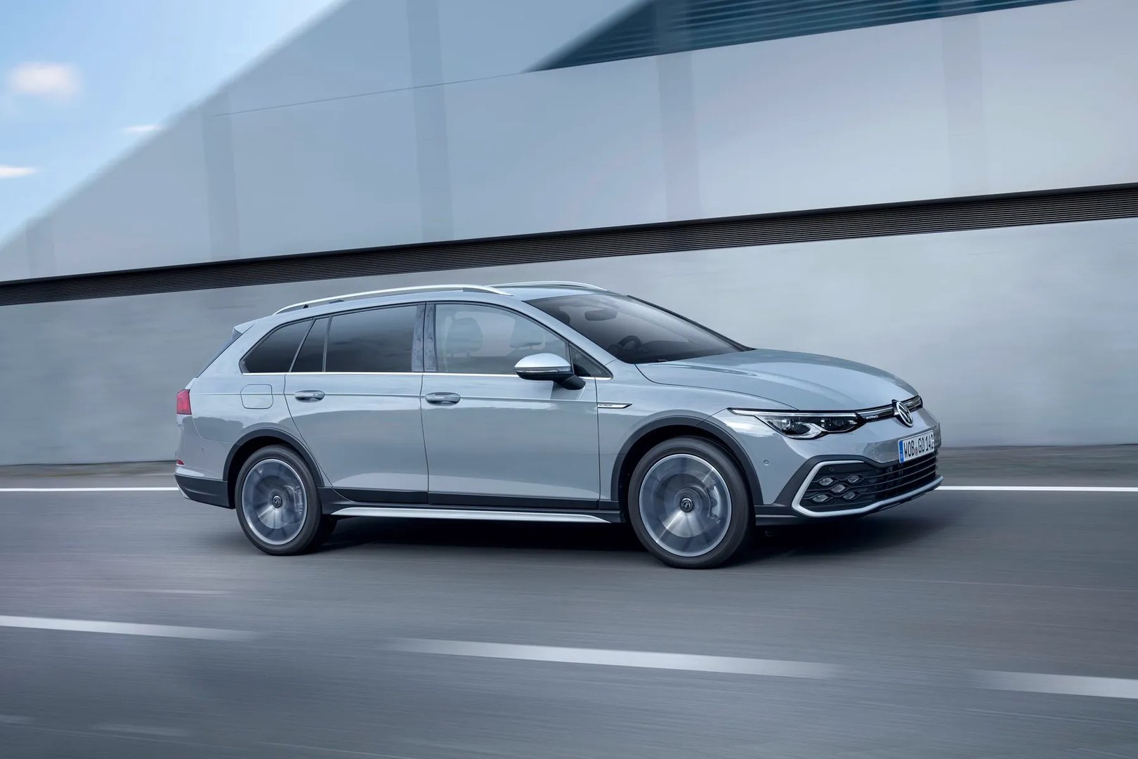Volkswagen_Golf_Alltrack_8_generation__Estate_5-door__4.jpg