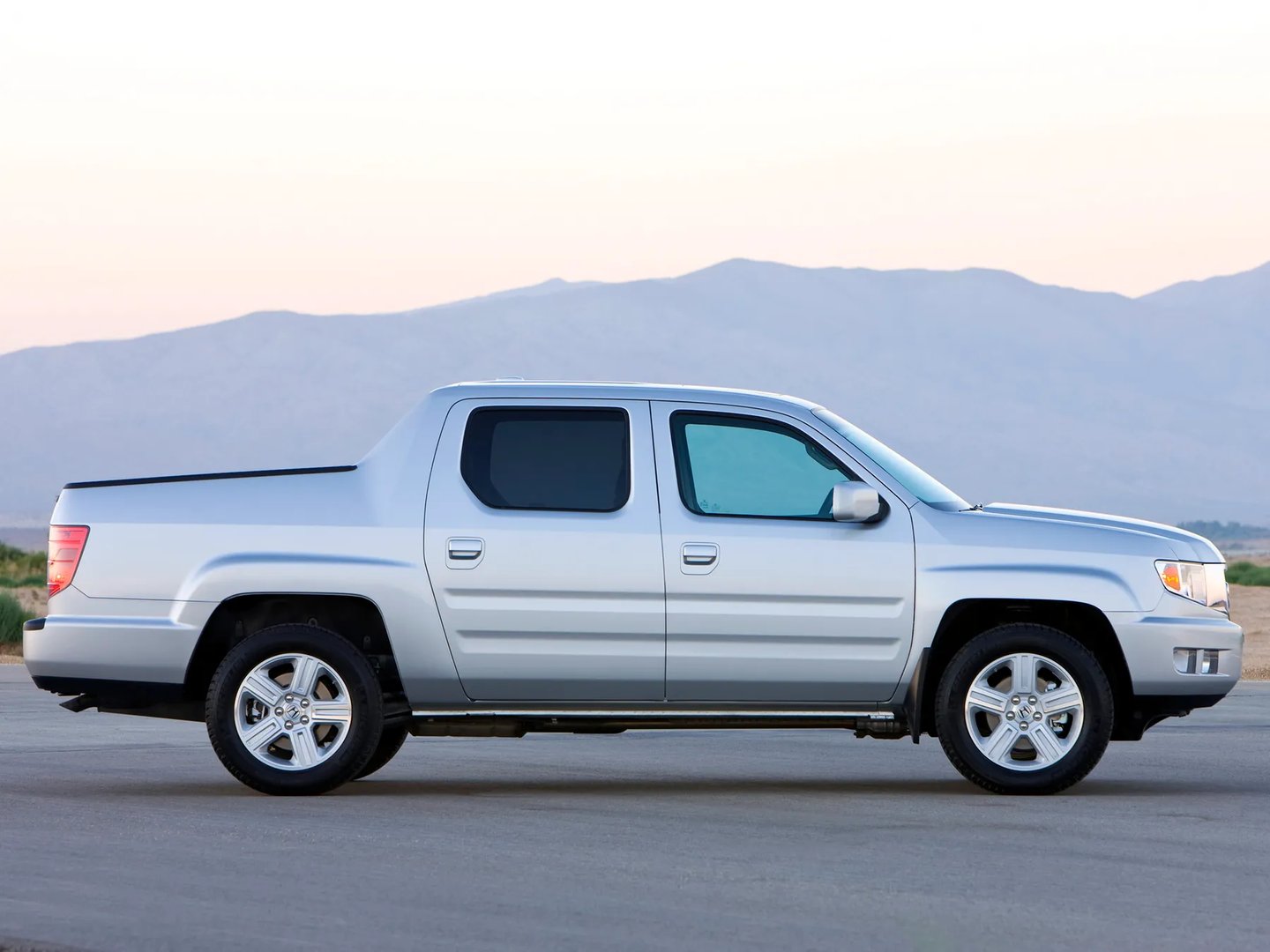 Honda_Ridgeline_1_generation_restyling__Pickup_double-cab__4.jpg