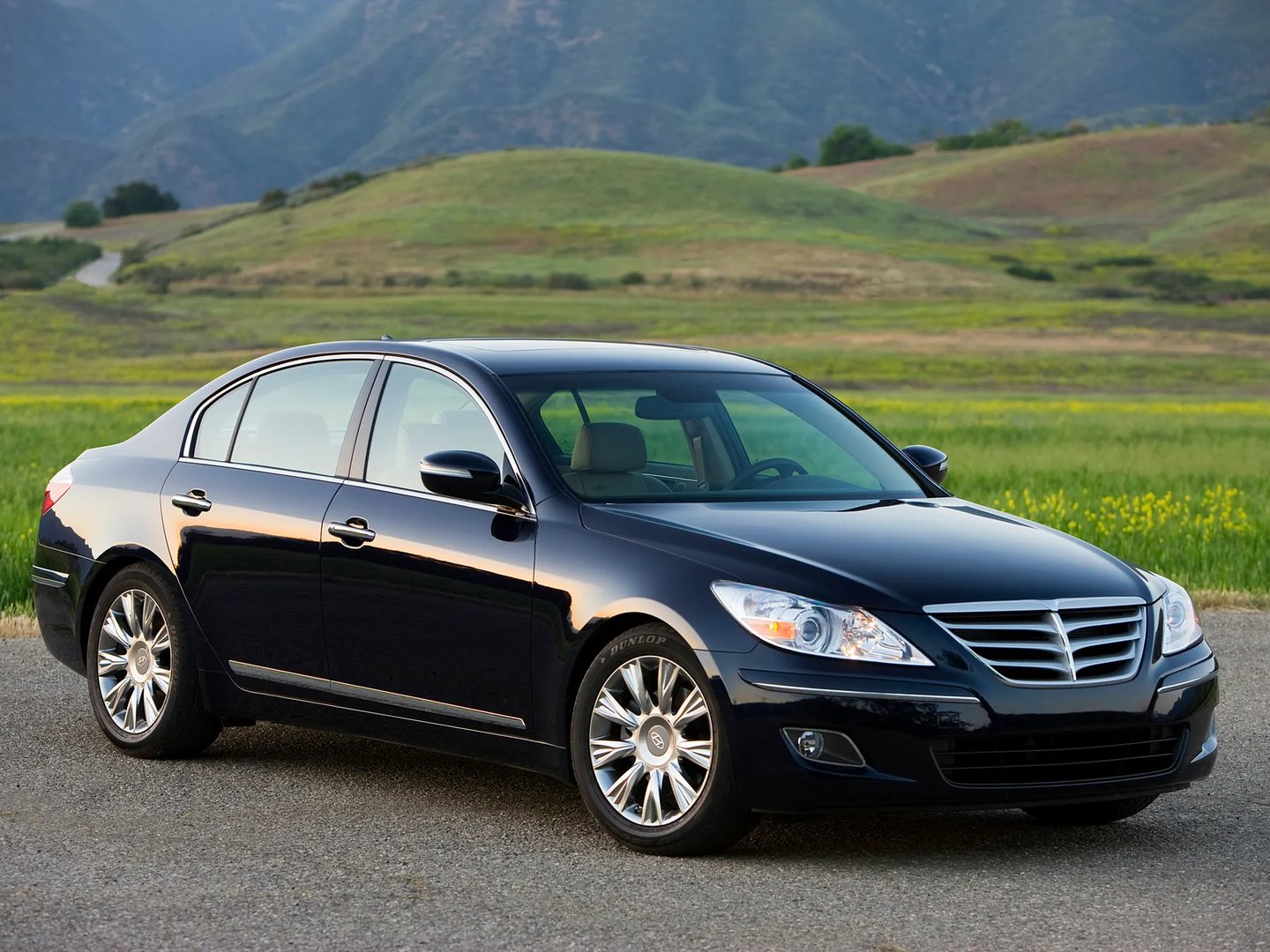 Hyundai_Genesis_1_generation__Sedan__3.jpg