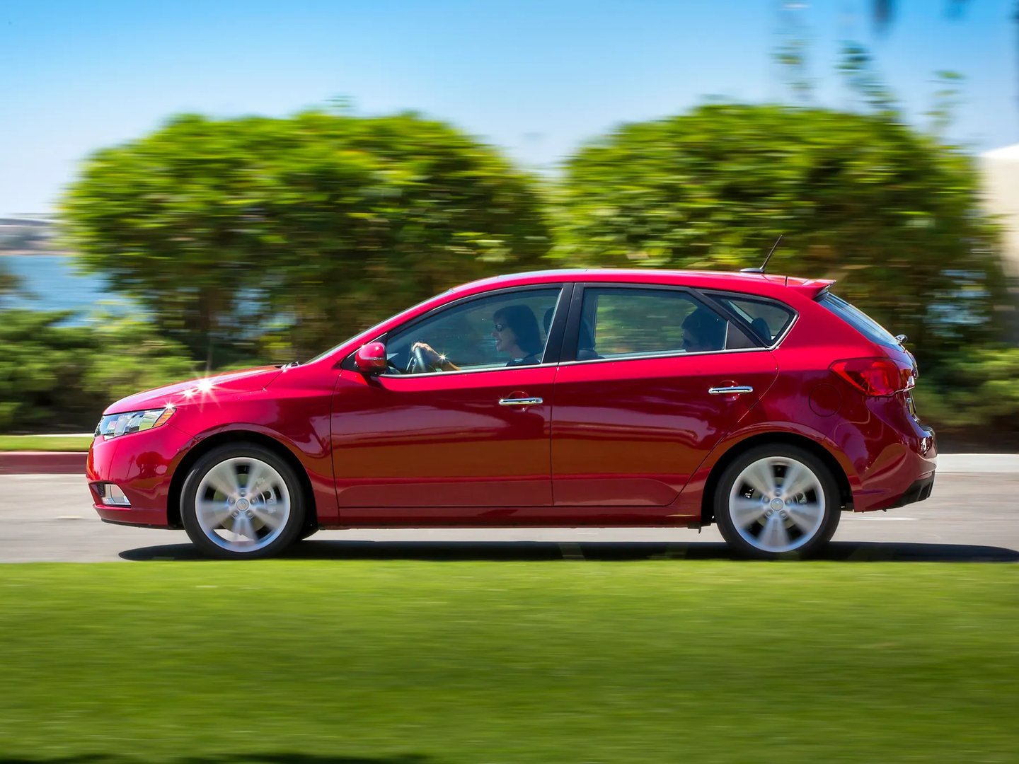 Kia_Forte_1_generation__Hatchback_5-door__9.jpg