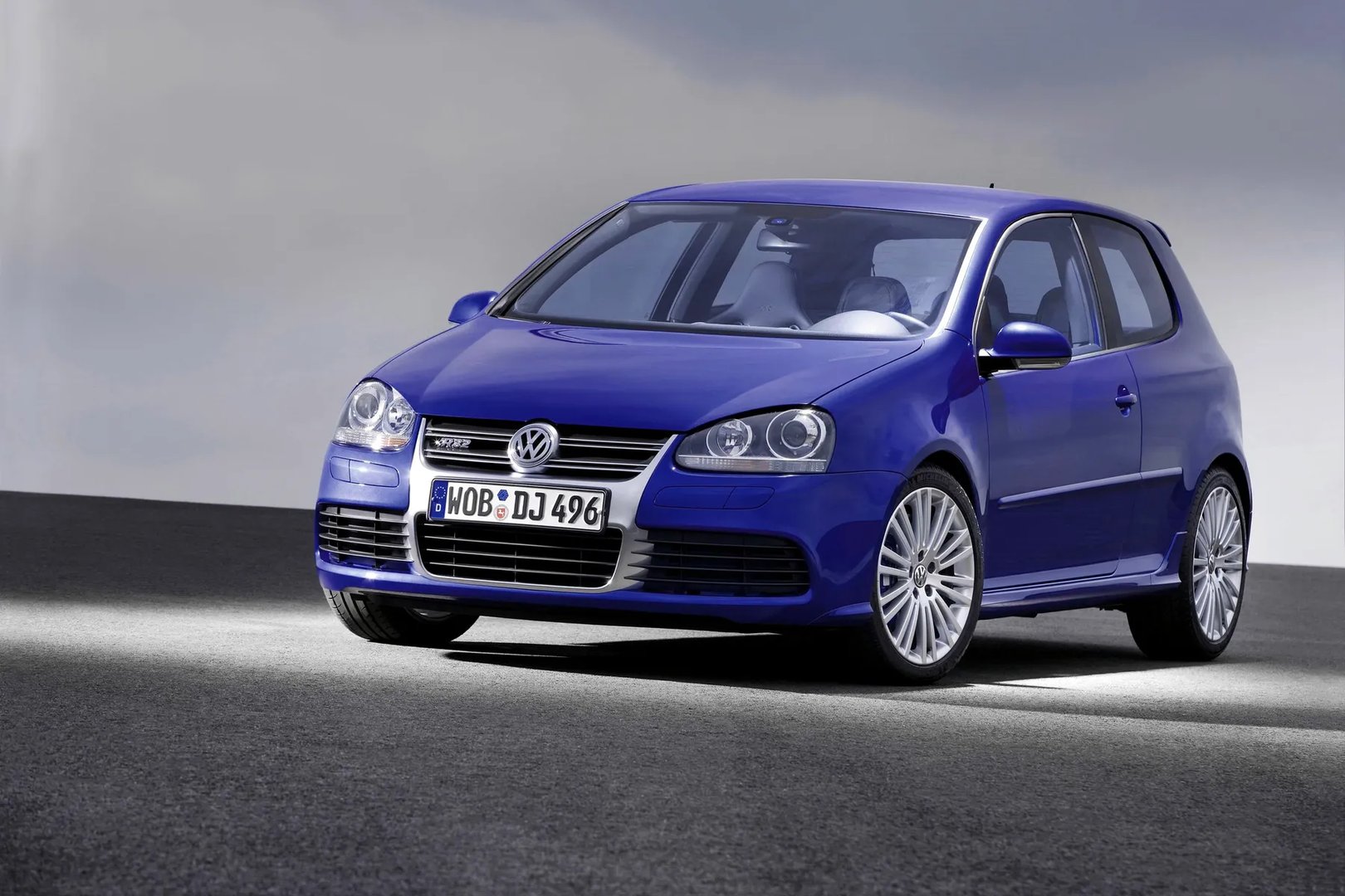 Volkswagen_Golf_R32_5_generation__Hatchback_3-door__2.jpg