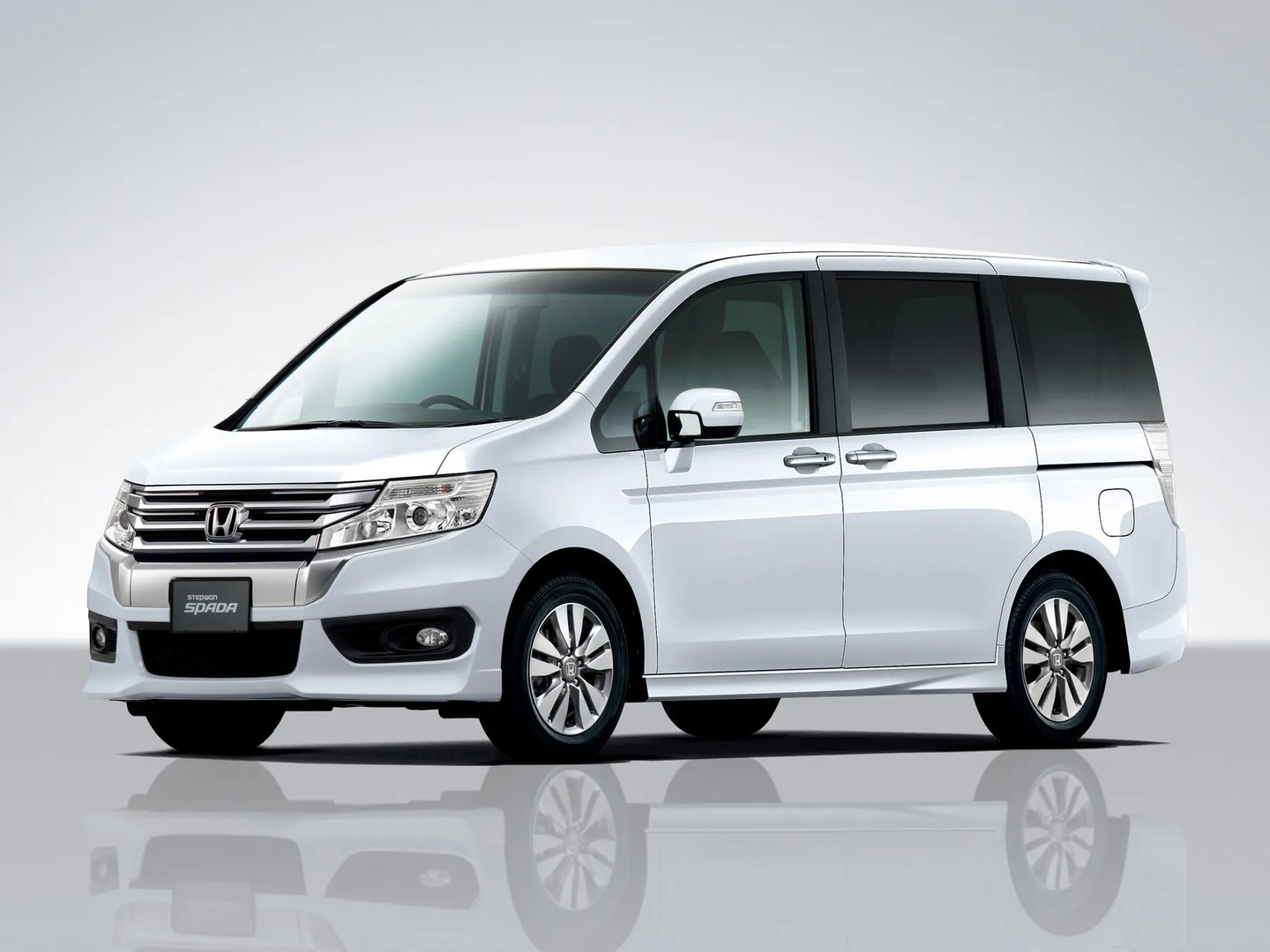 Honda_Stepwgn_4_generation_restyling__Minivan__4.jpg