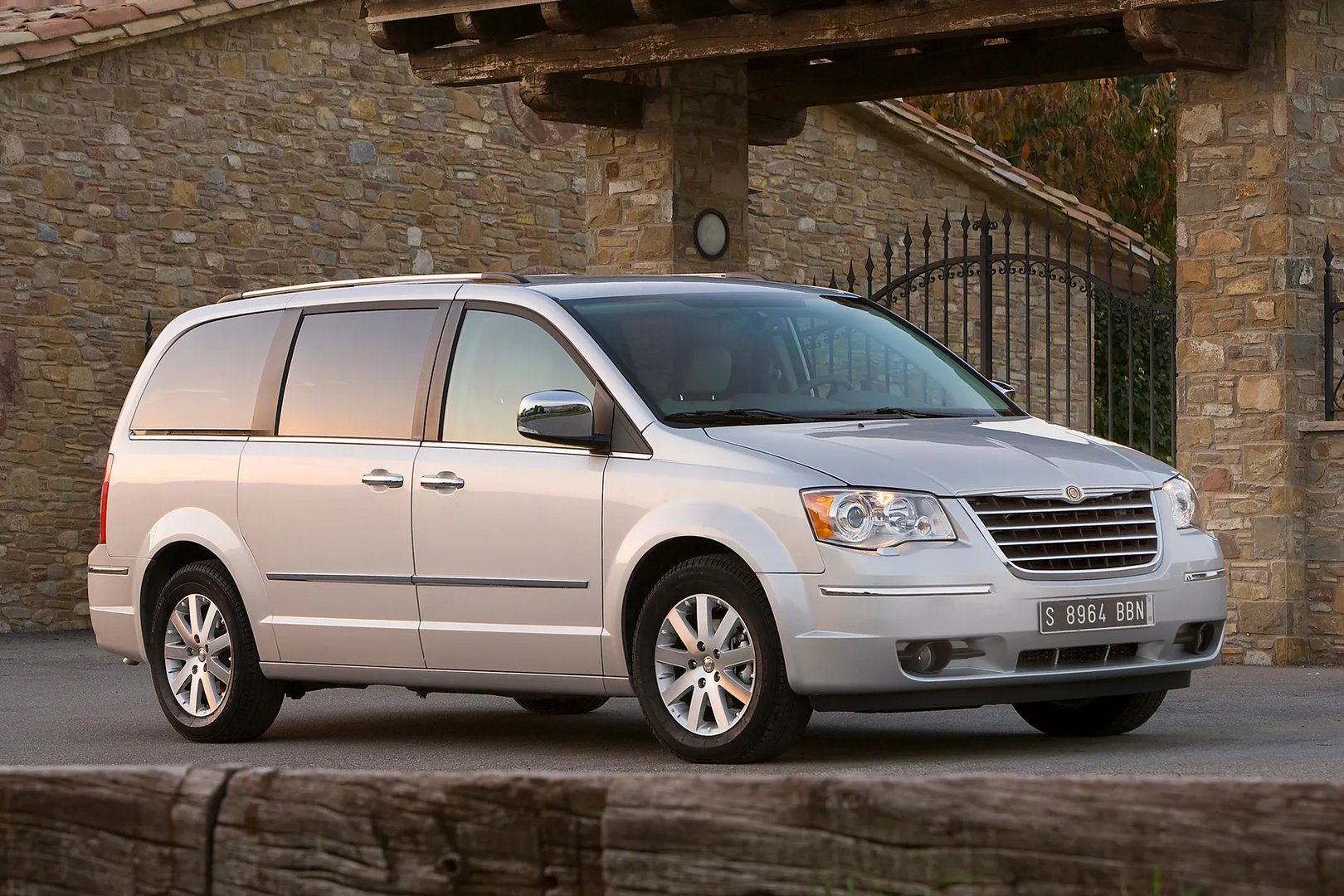Chrysler_Grand_Voyager_5_generation__Minivan__5.jpg