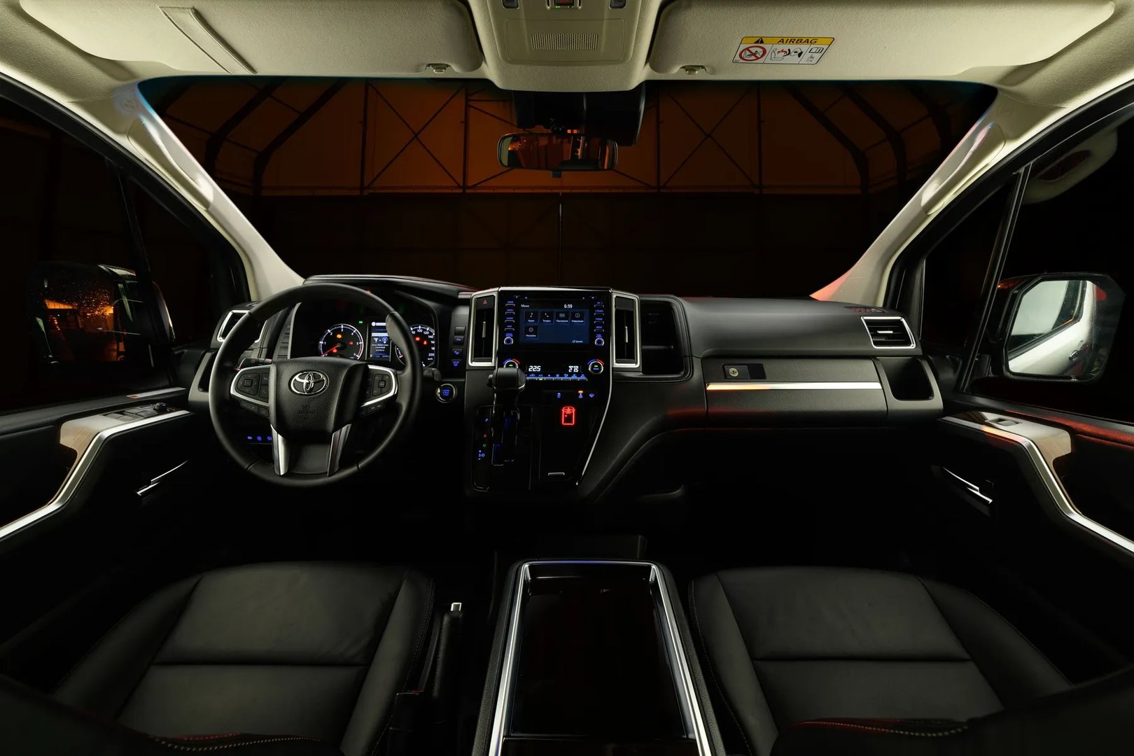 Toyota_HiAce_4_generation__Minivan__5.jpg