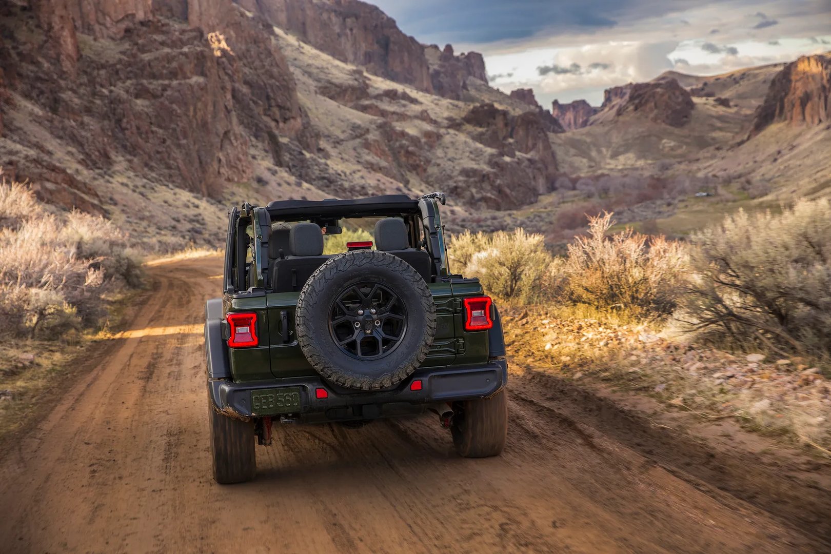 Jeep_Wrangler_4_generation_restyling_1__SUV_3-doors__4.jpg