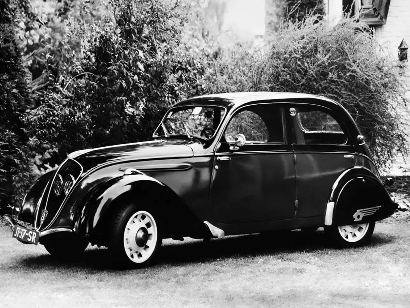 Peugeot_202_1_generation__Sedan__1.jpg