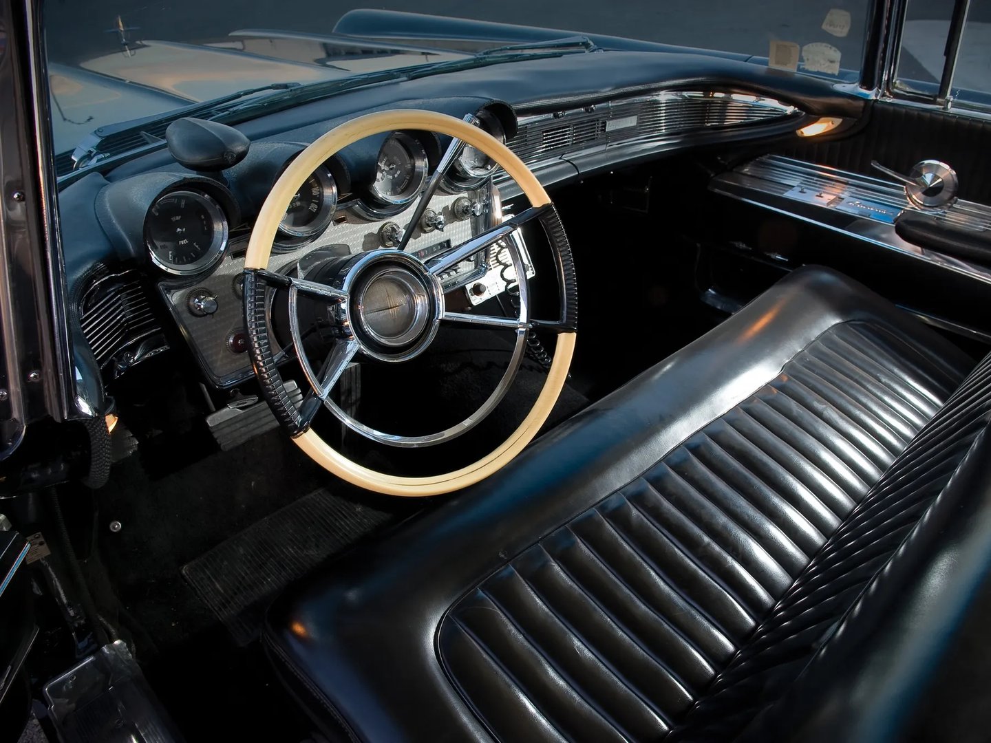 Lincoln_Continental_3_generation__Sedan__2.jpg