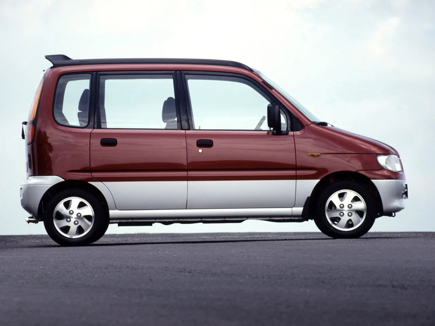 Daihatsu_Move_2_generation__Microvan__2.jpg