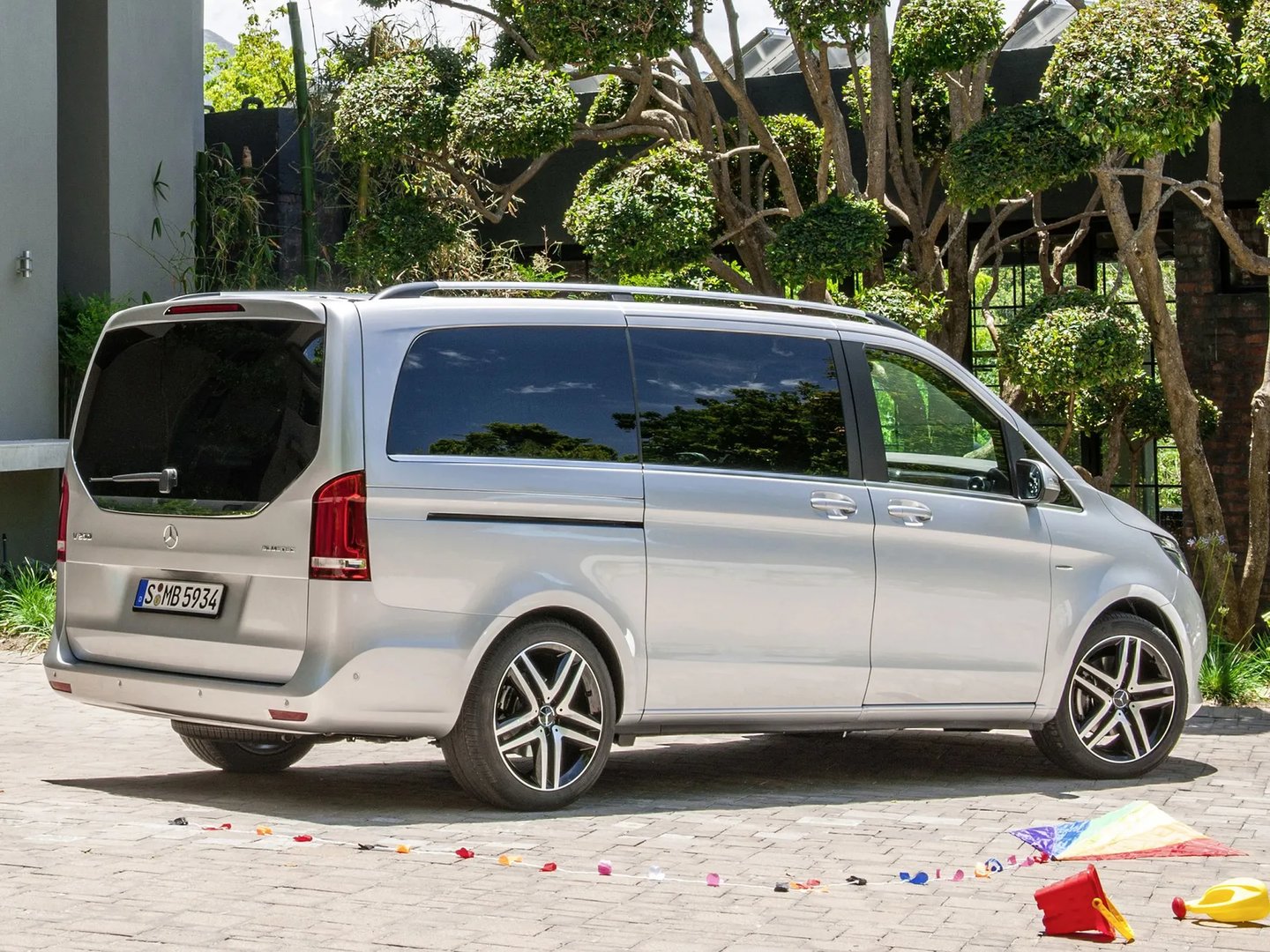 Mercedes_V-Class_3_generation__Minivan__13.jpg