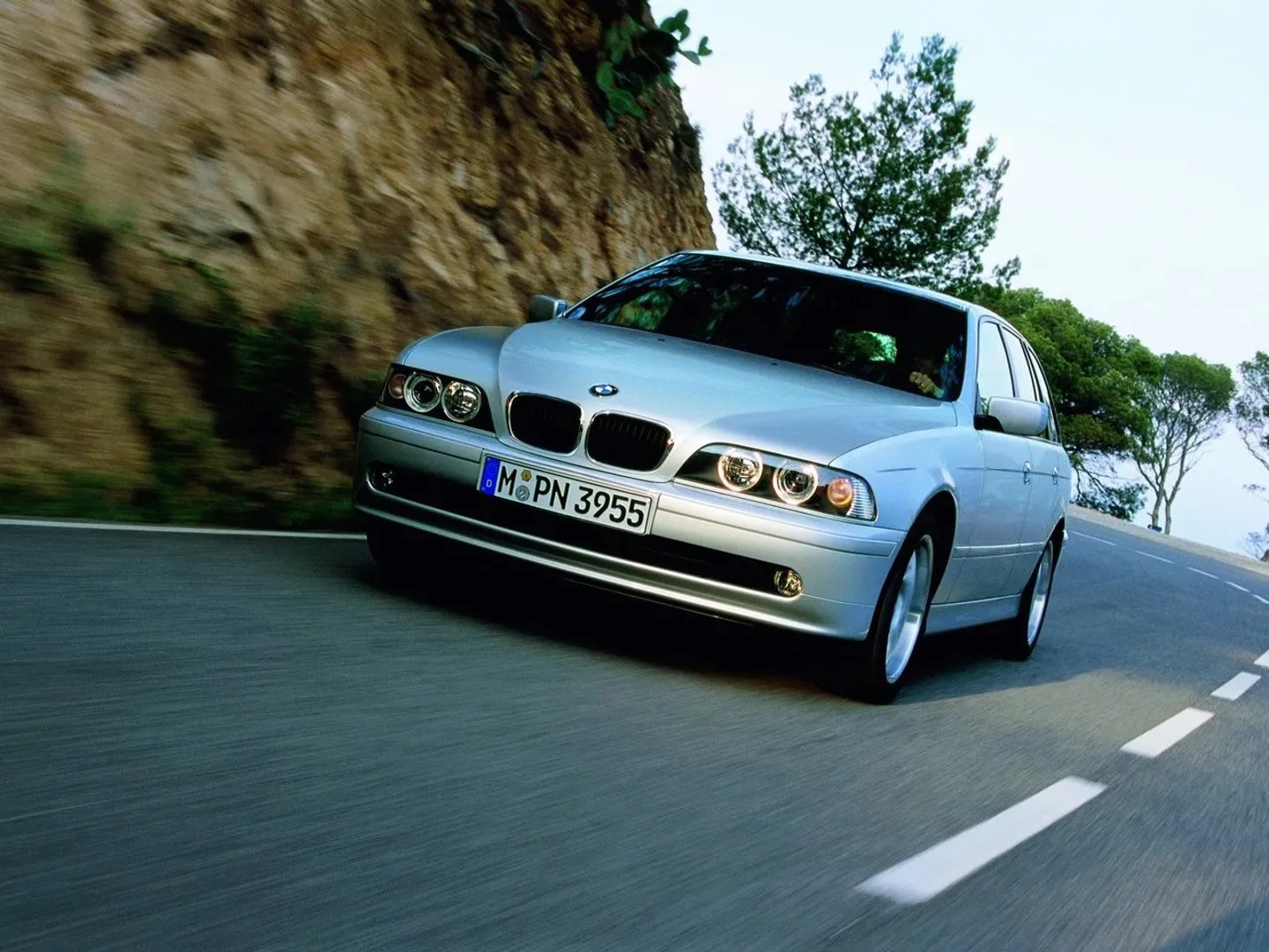 BMW_5_series_4_generation_restyling__Estate_5-door__10.jpg