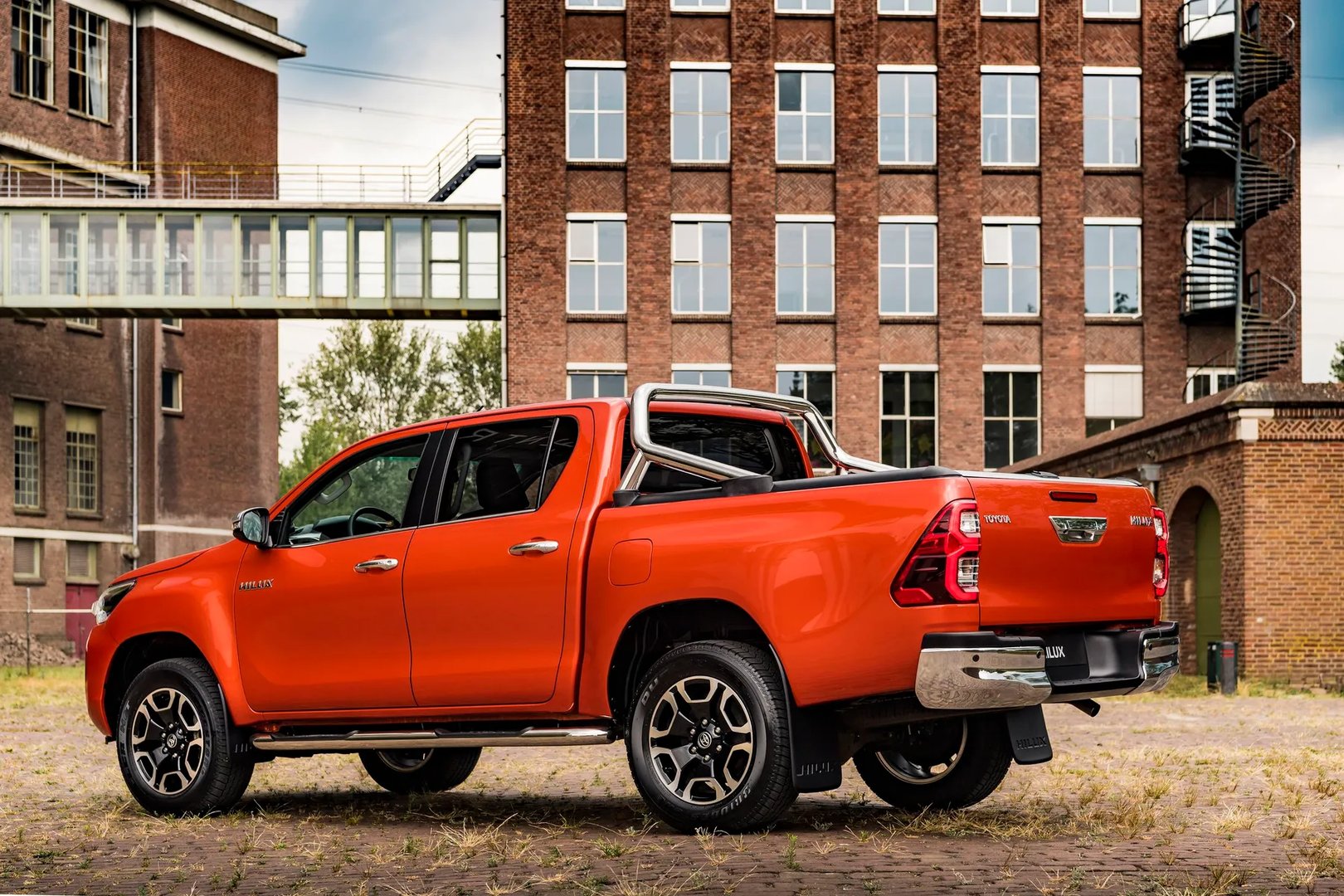 Toyota_Hilux_8_generation_restyling_2__Pickup_double-cab__1.jpg