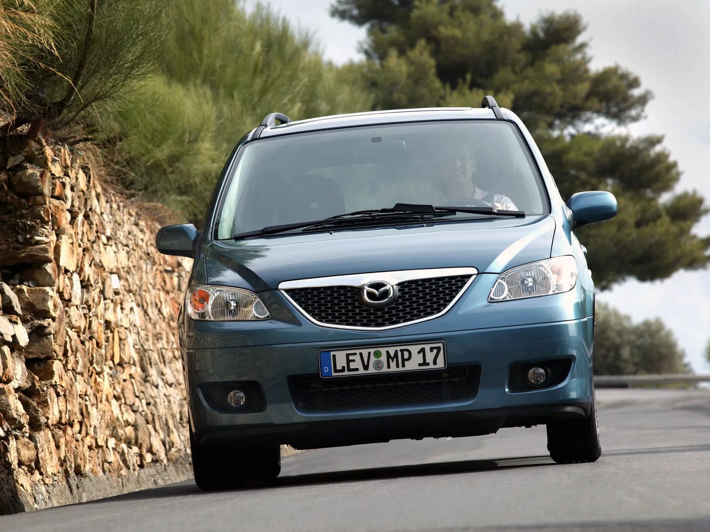 Mazda_MPV_2_generation_restyling__Compact_Van__13.jpg