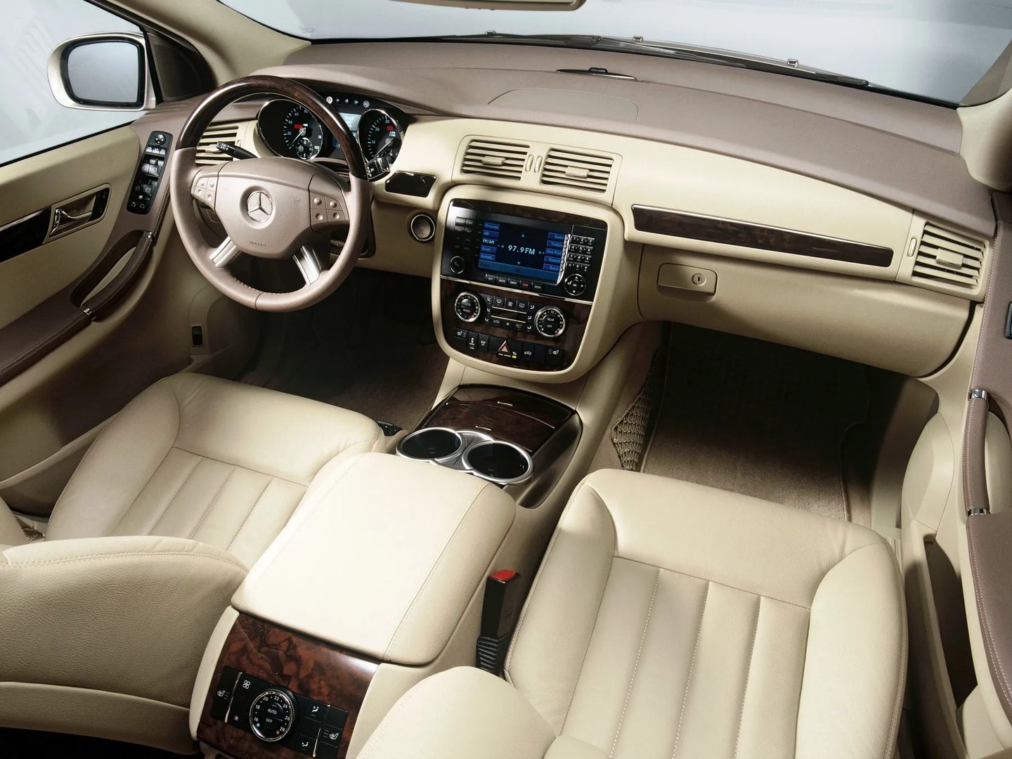 Mercedes_R-Class_1_generation__Minivan__10.jpg