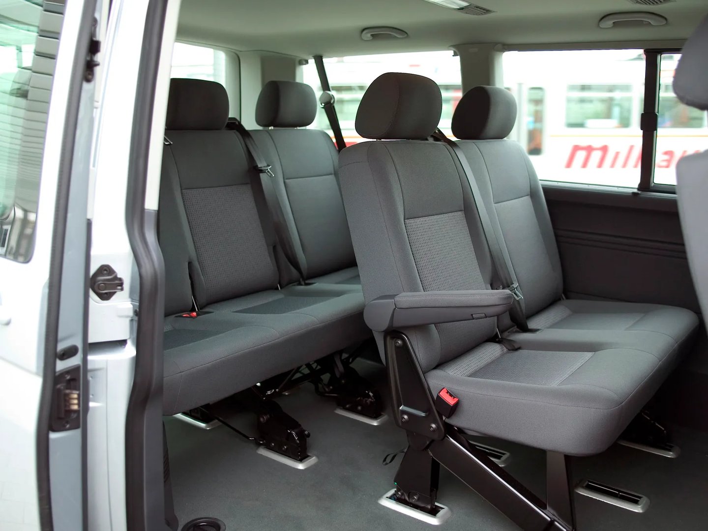 Volkswagen_Caravelle_5_generation__Minivan__8.jpg