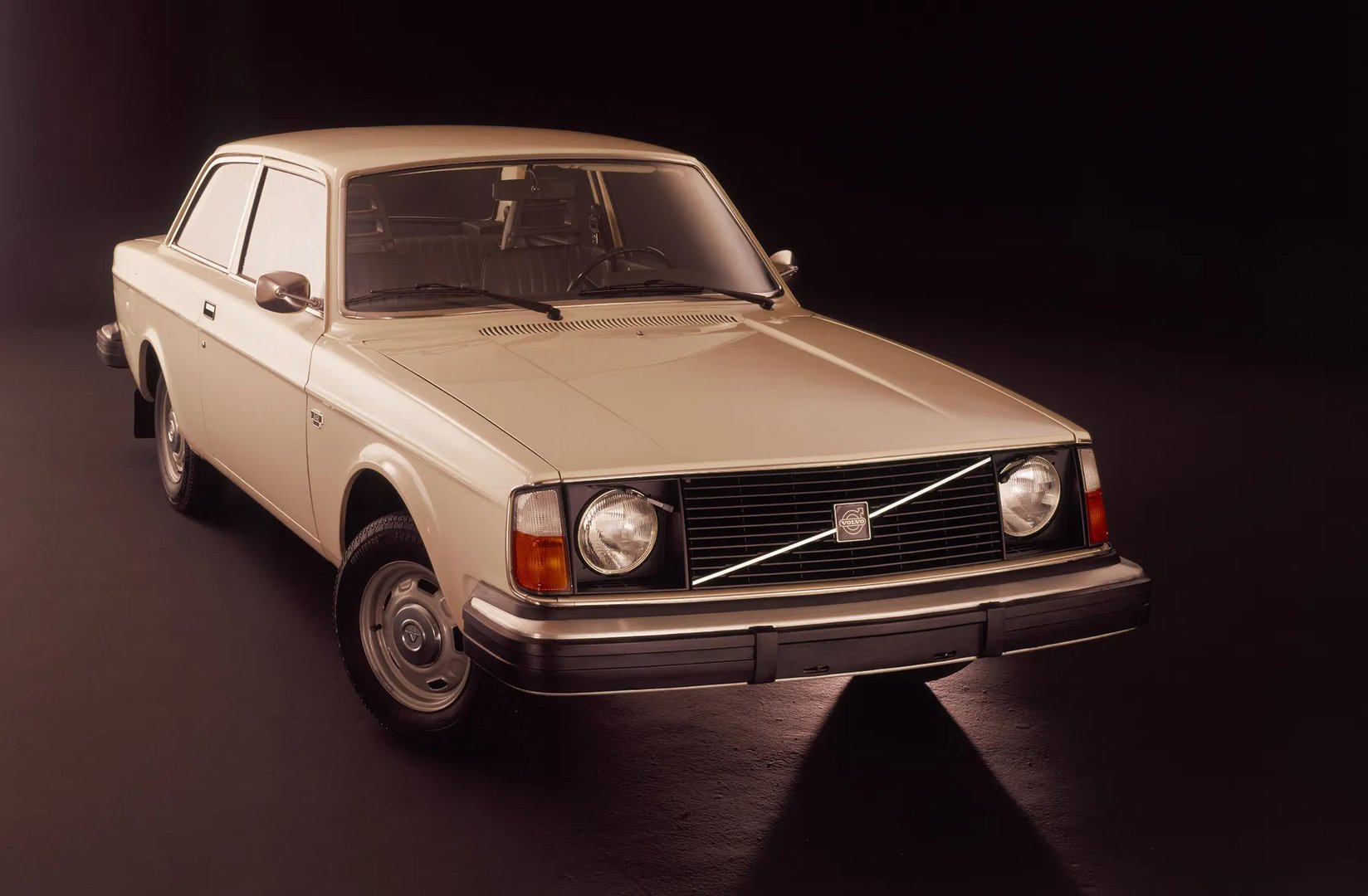 Volvo_240_Series_1_generation__Sedan_2-doors__4.jpg