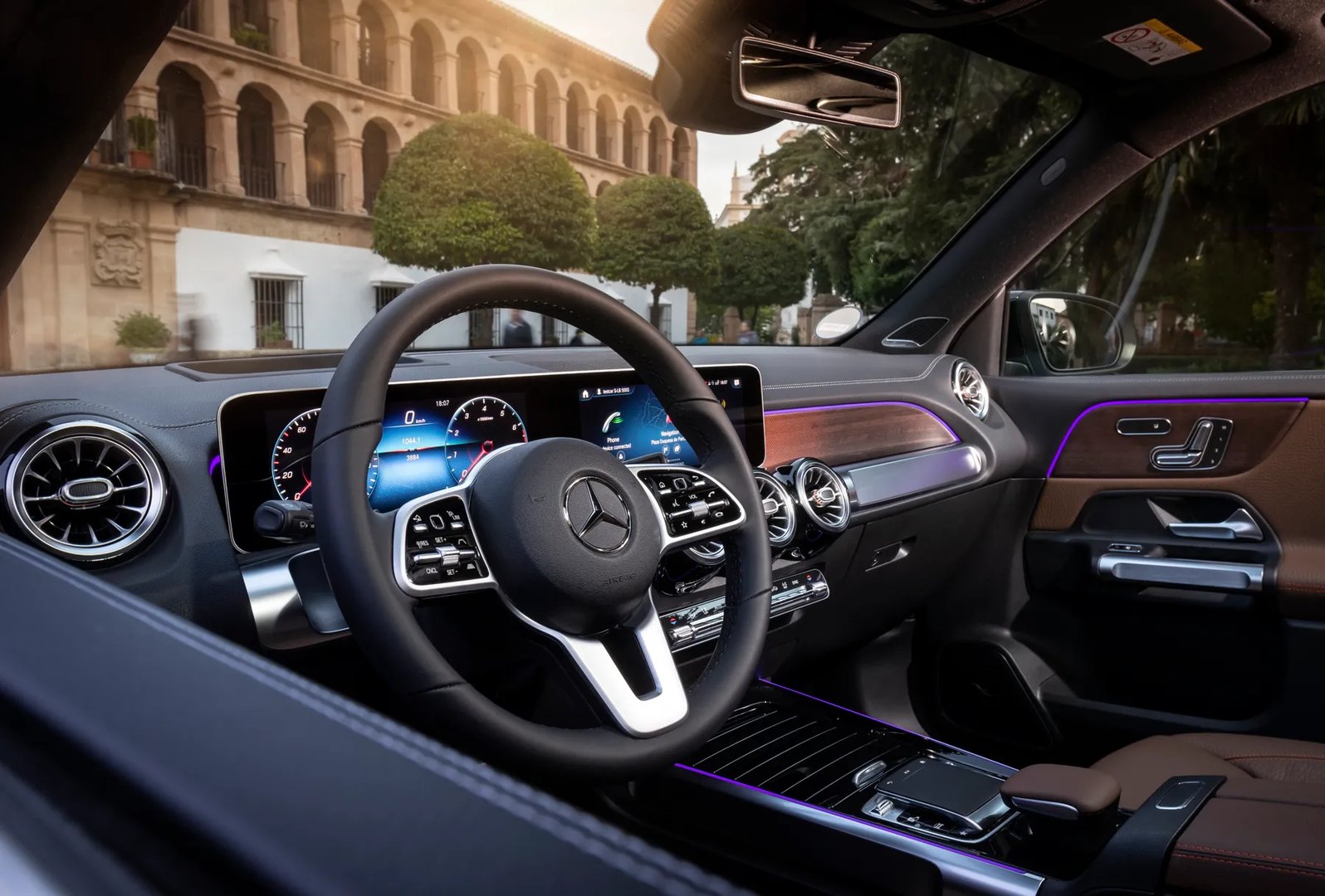 Mercedes_GLB_1_generation__SUV_5-doors__13.jpg