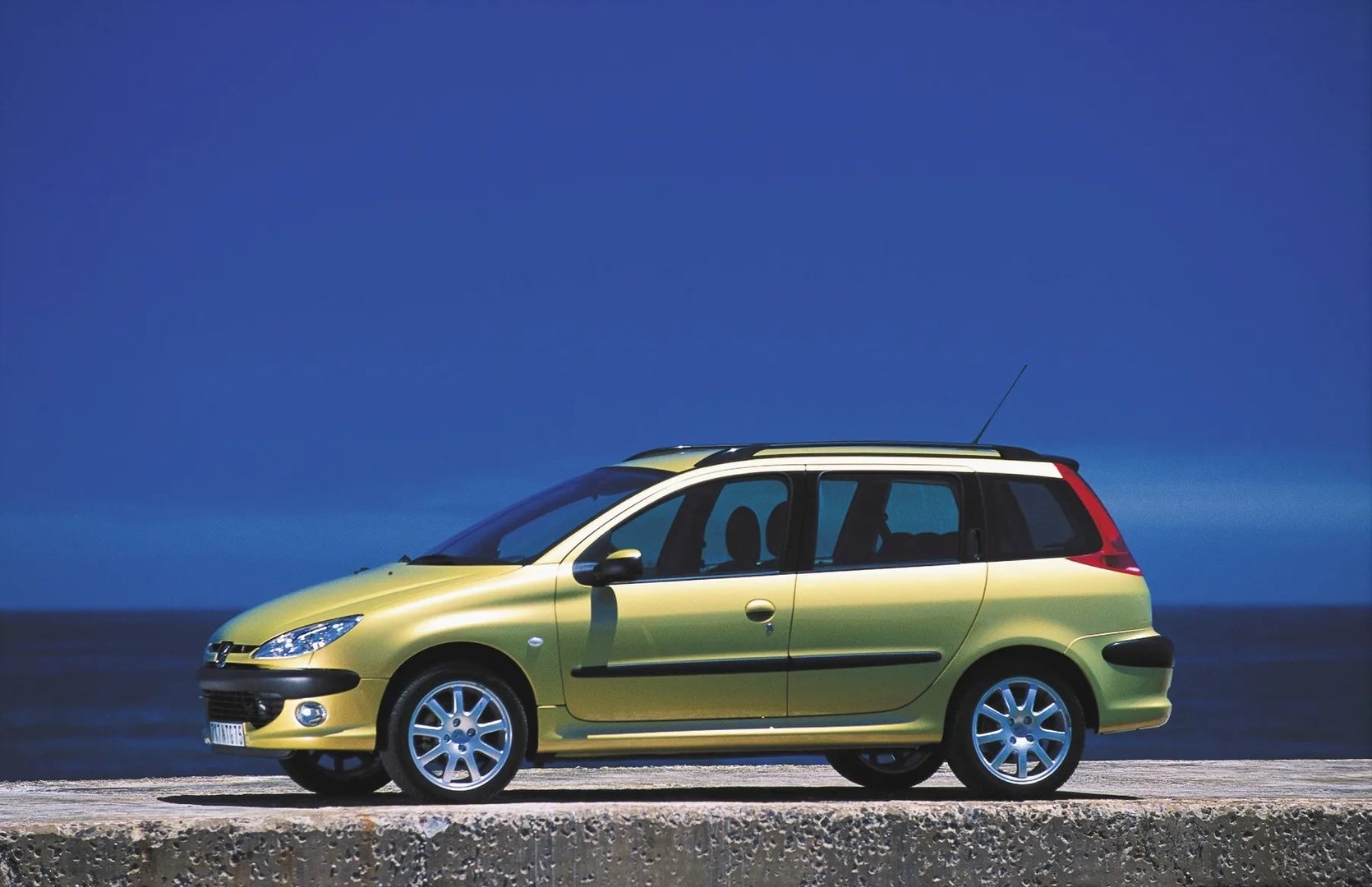 Peugeot_206_1_generation__Estate_5-door__11.jpg