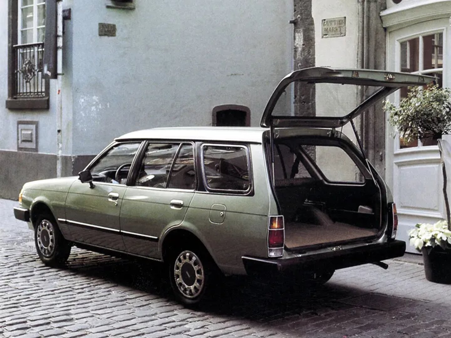 Mazda_323_Lantis_1_generation__Estate_5-door__1.jpg