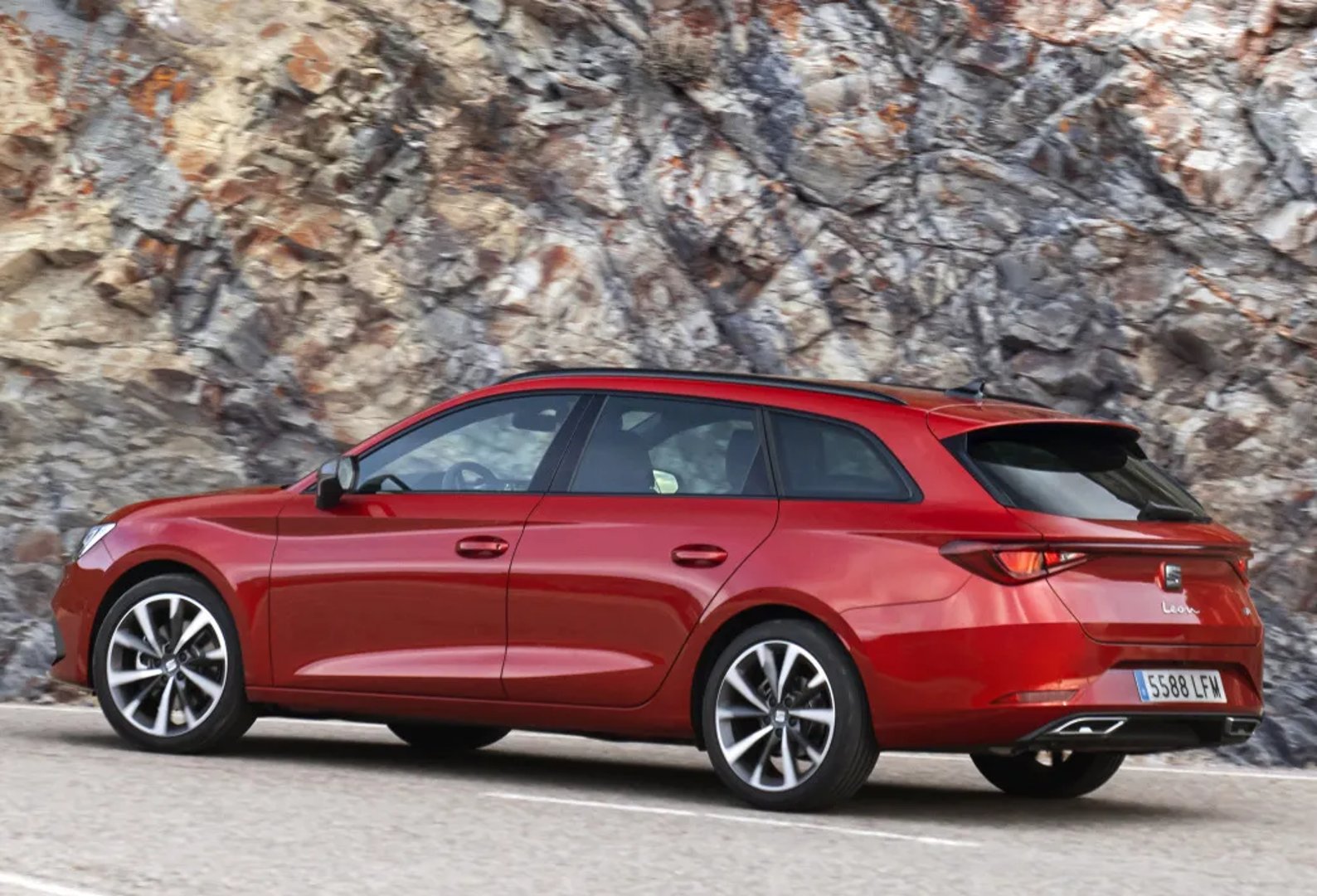 SEAT_Leon_4_generation__Estate_5-door__1.jpg