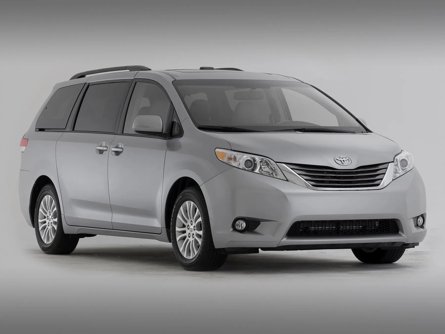 Toyota_Sienna_3_generation__Minivan__5.jpg