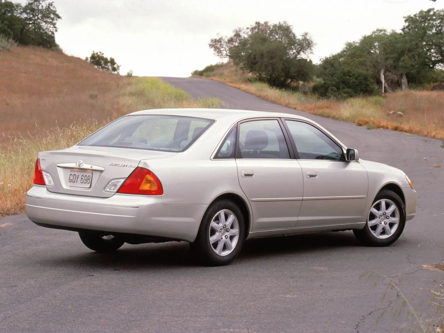 Toyota_Avalon_2_generation__Sedan__2.jpg