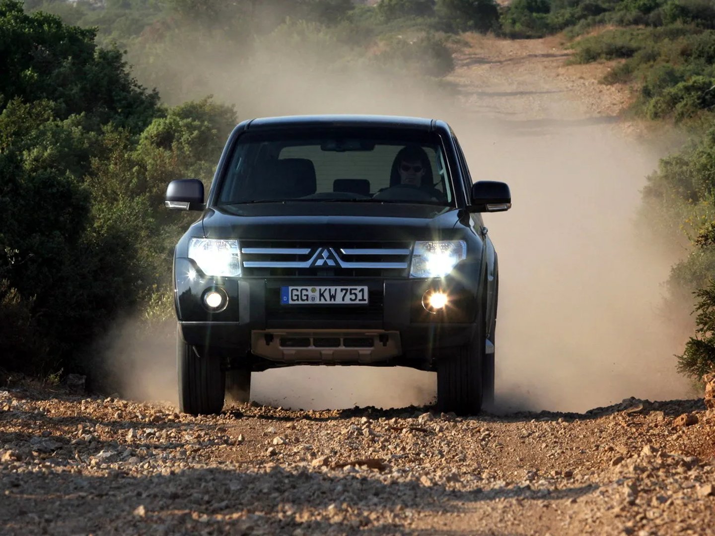 Mitsubishi_Pajero_4_generation__SUV_5-doors__6.jpg