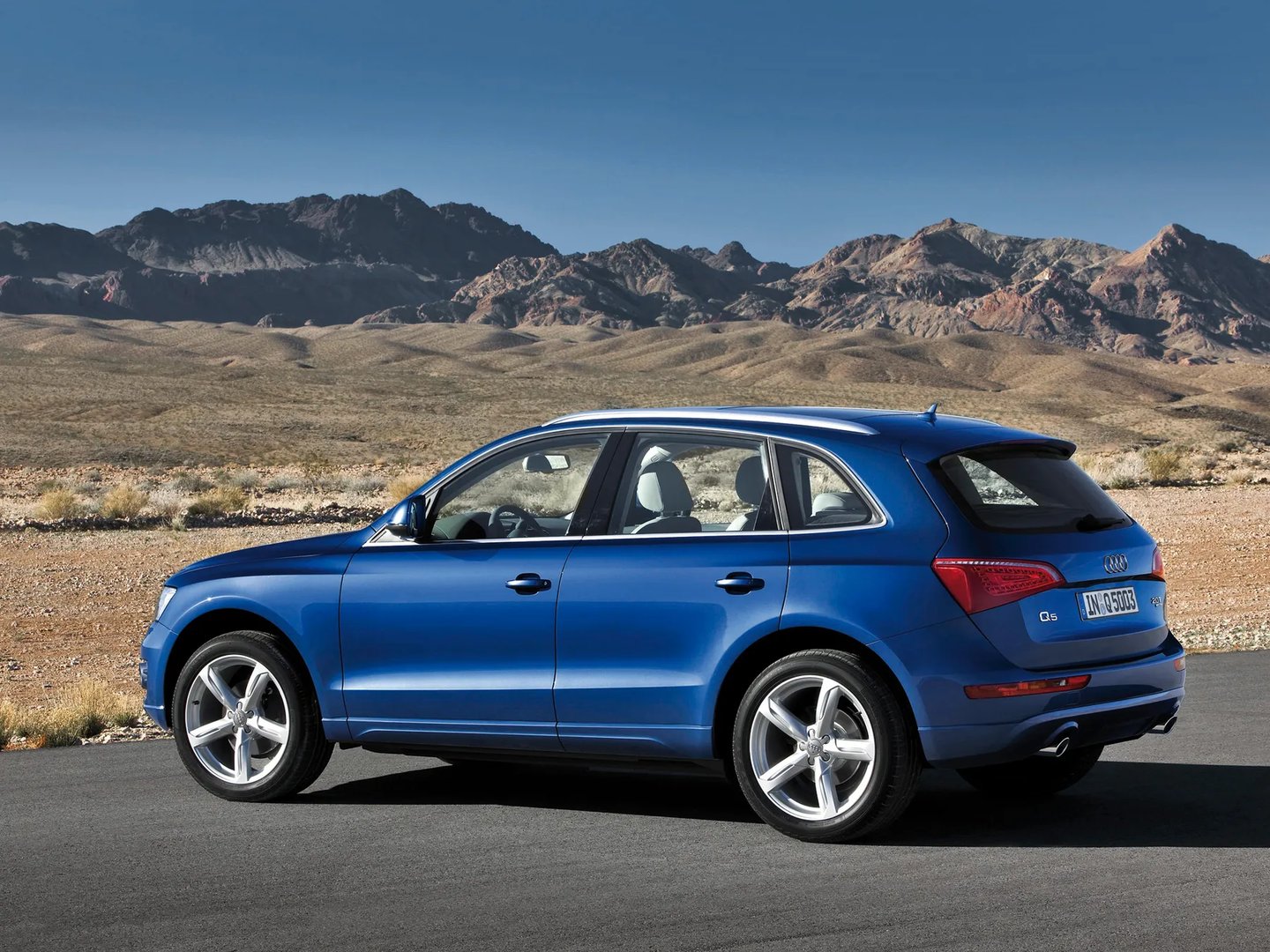 Audi_Q5_1_generation__SUV_5-doors__2.jpg