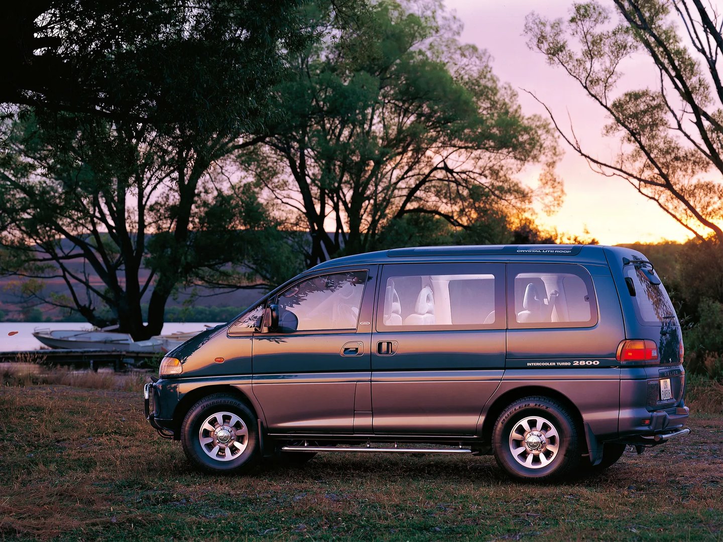 Mitsubishi_Delica_4_generation_restyling__Minivan__5.jpg