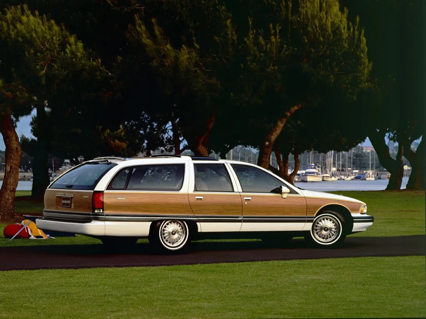 Buick_Roadmaster_8_generation__Estate_5-door__3.jpg