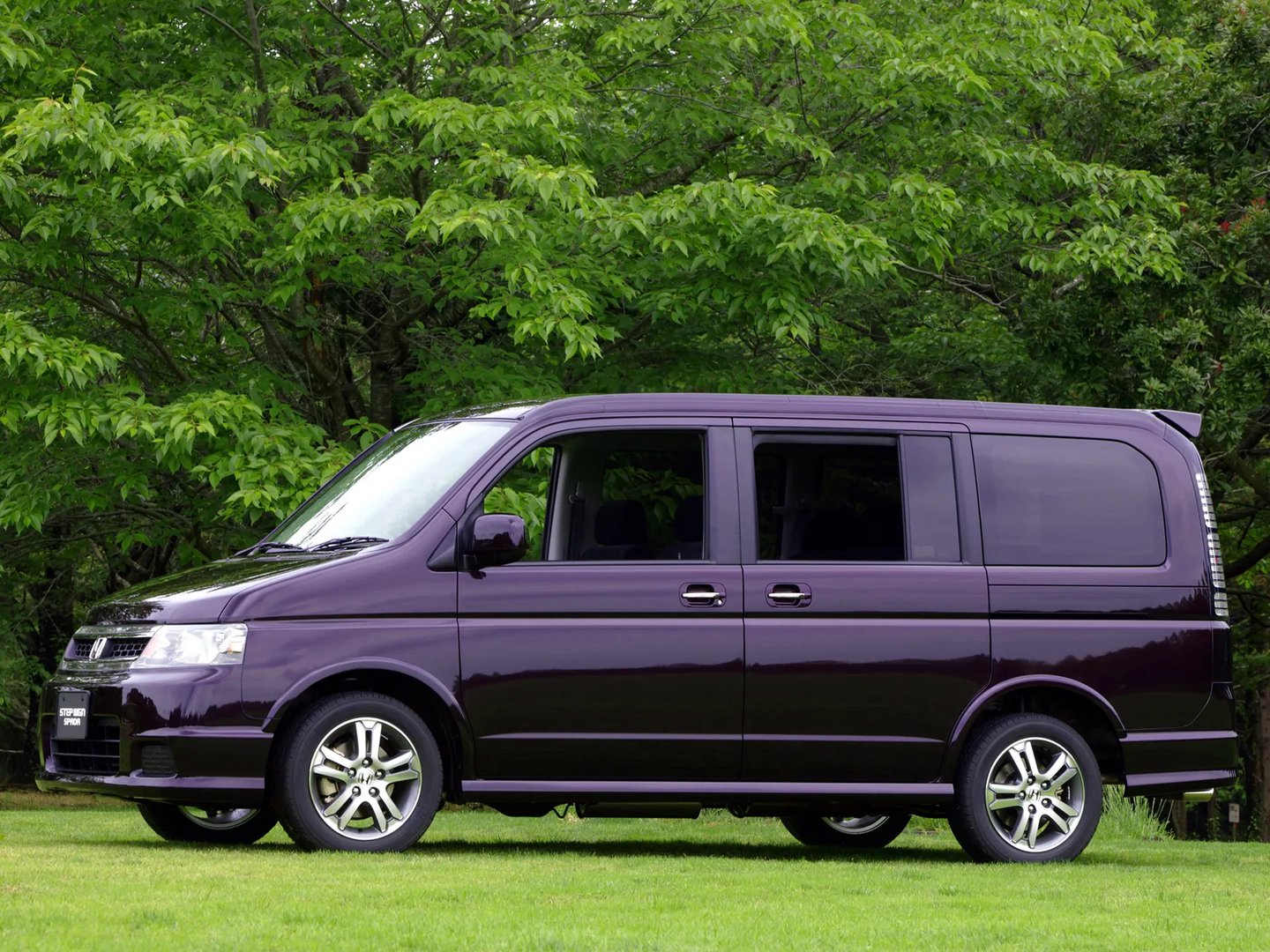 Honda_Stepwgn_2_generation_restyling__Minivan__2.jpg