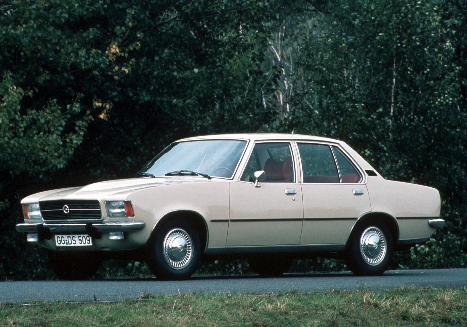 Opel_Rekord_4_generation__Sedan__6.jpg