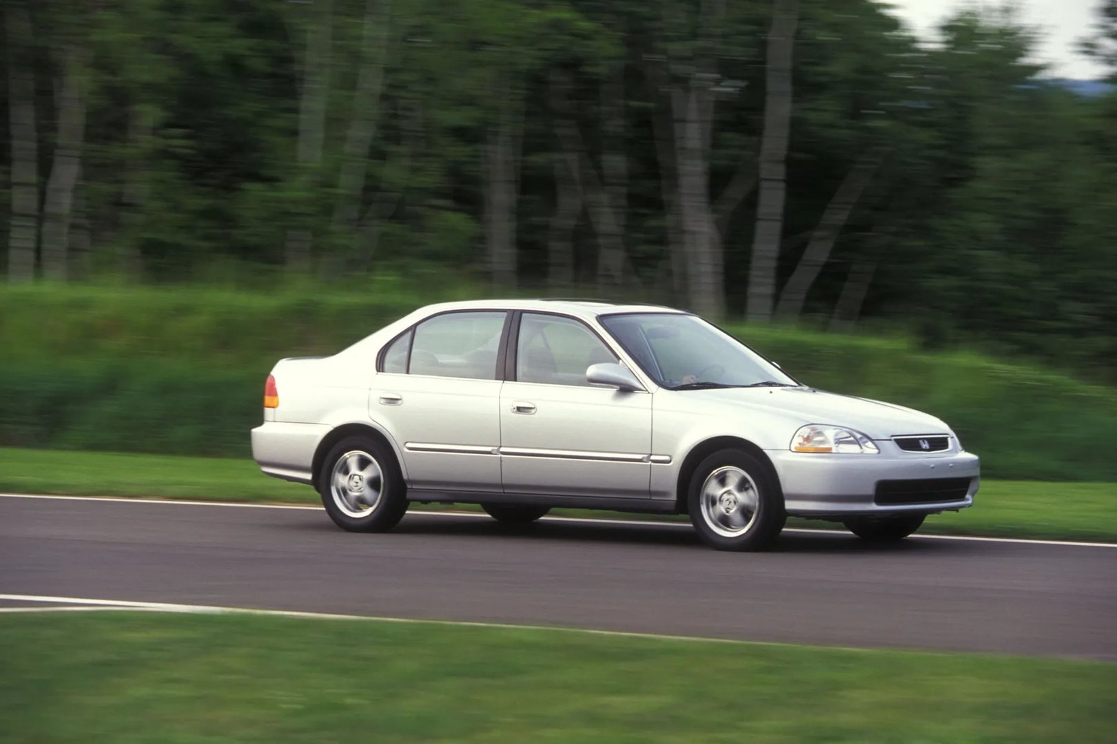 Honda_Civic_(USA)_6_generation__Sedan__3.jpg
